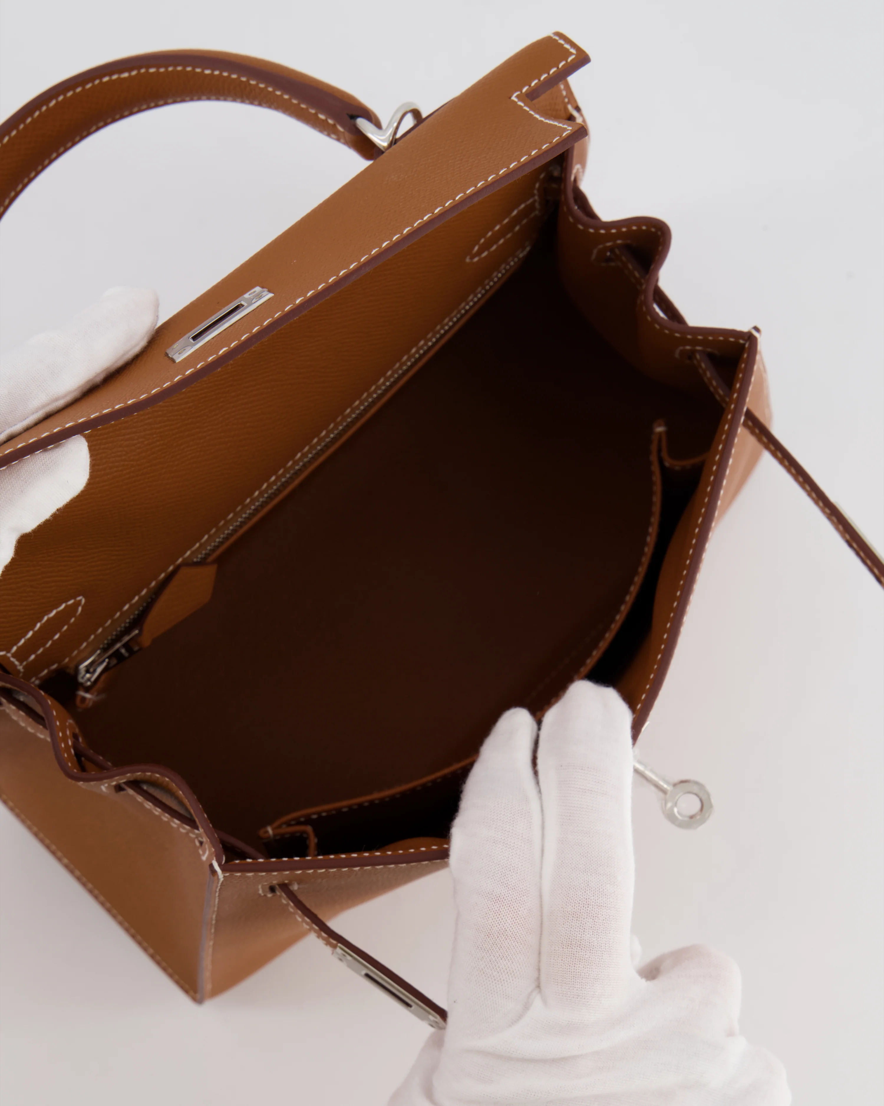 Hermès Kelly 25 Sellier Bag in Gold Epsom Leather with Palladium Hardware - Image 16