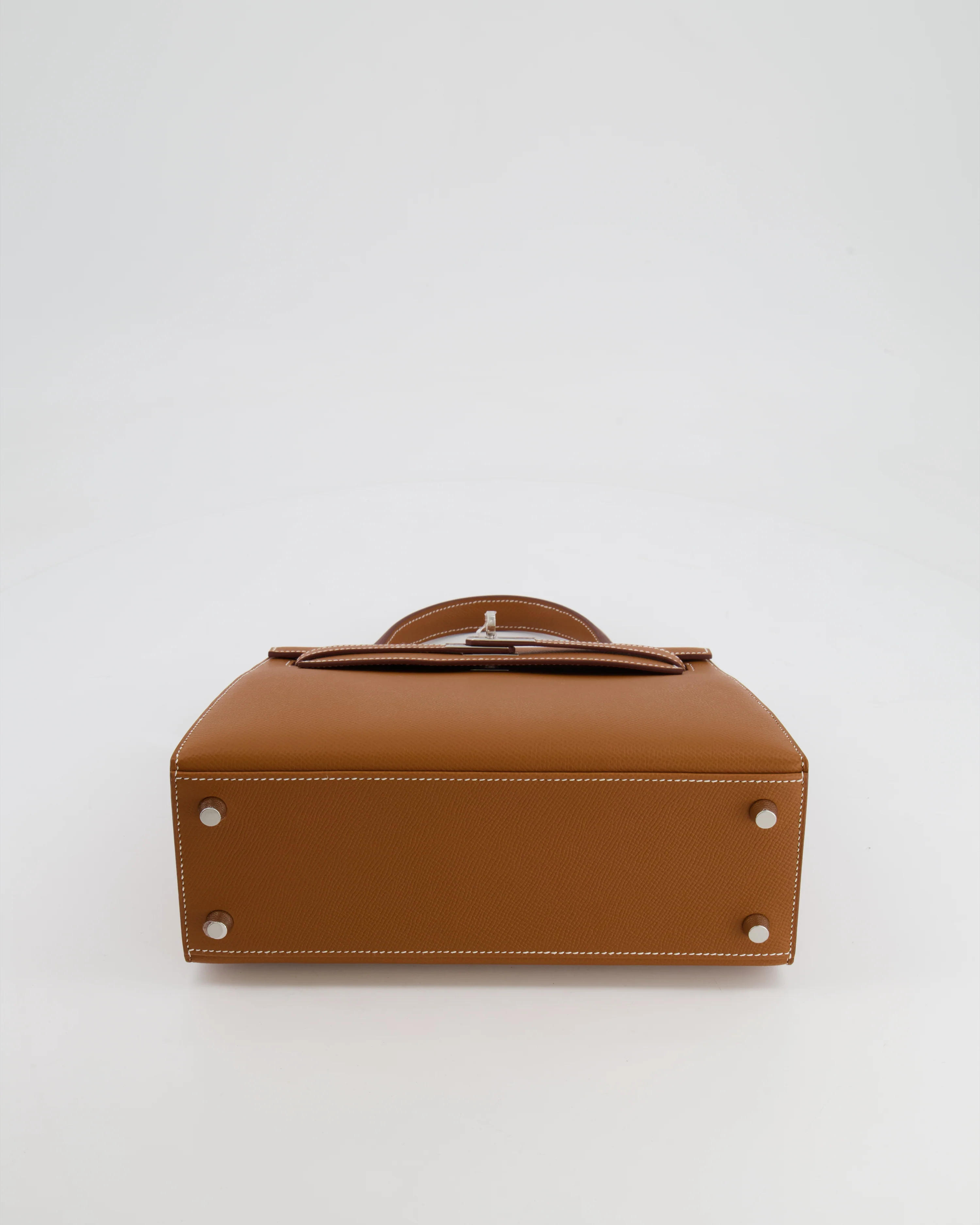 Hermès Kelly 25 Sellier Bag in Gold Epsom Leather with Palladium Hardware - Image 17