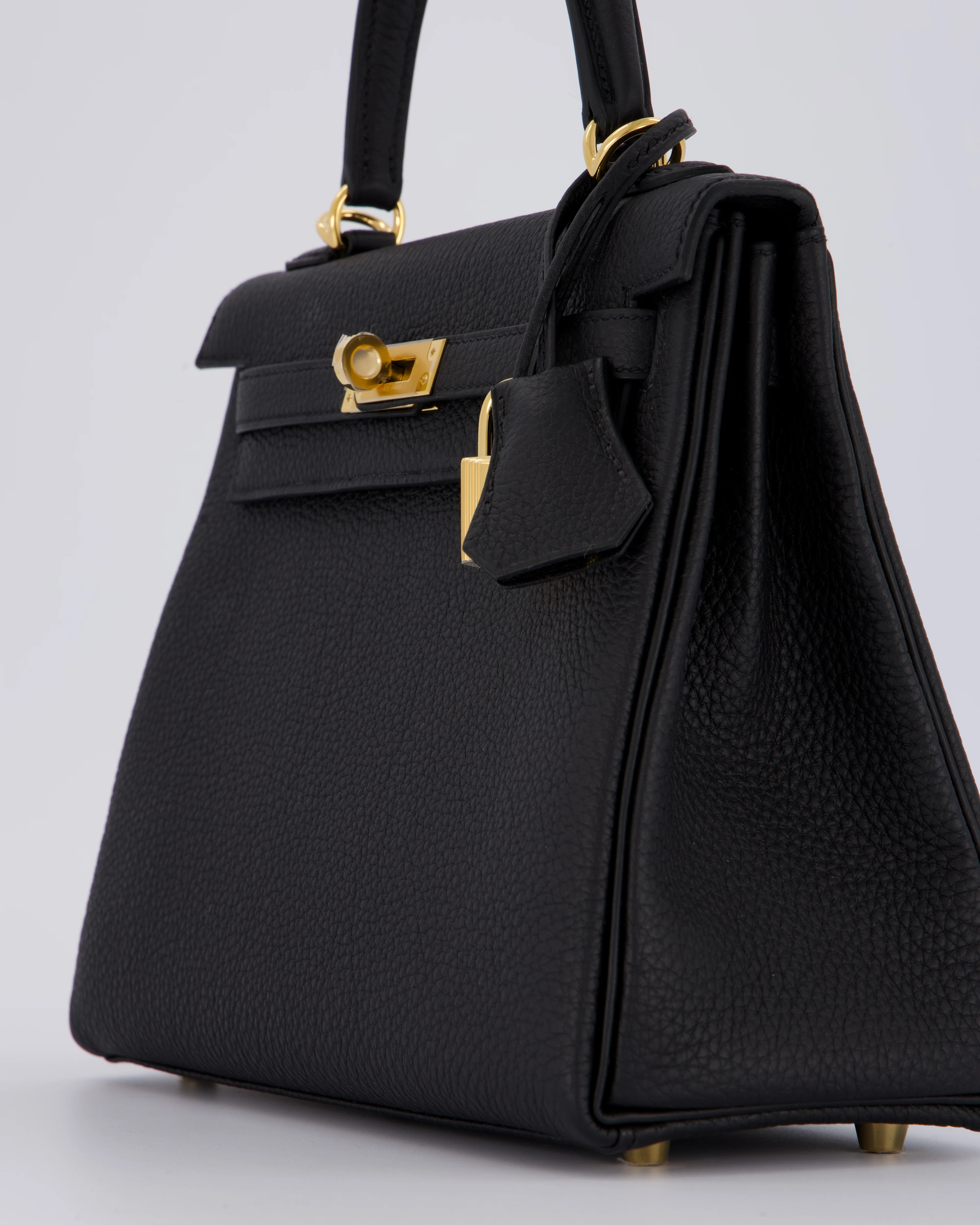 Hermès Kelly 25 Retourne Bag in Noir Togo Leather and Gold Hardware - Image 12