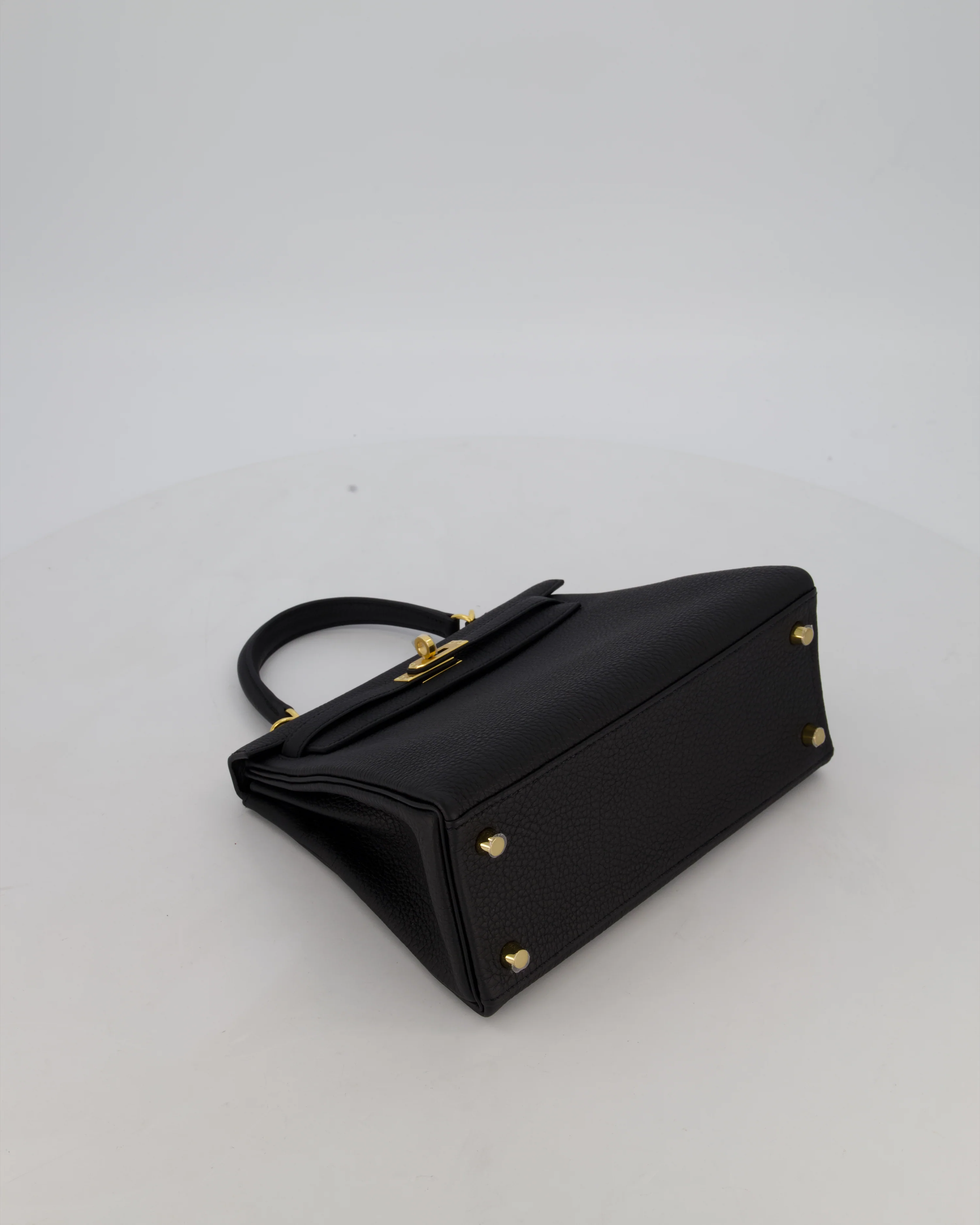 Hermès Kelly 25 Retourne Bag in Noir Togo Leather and Gold Hardware - Image 18