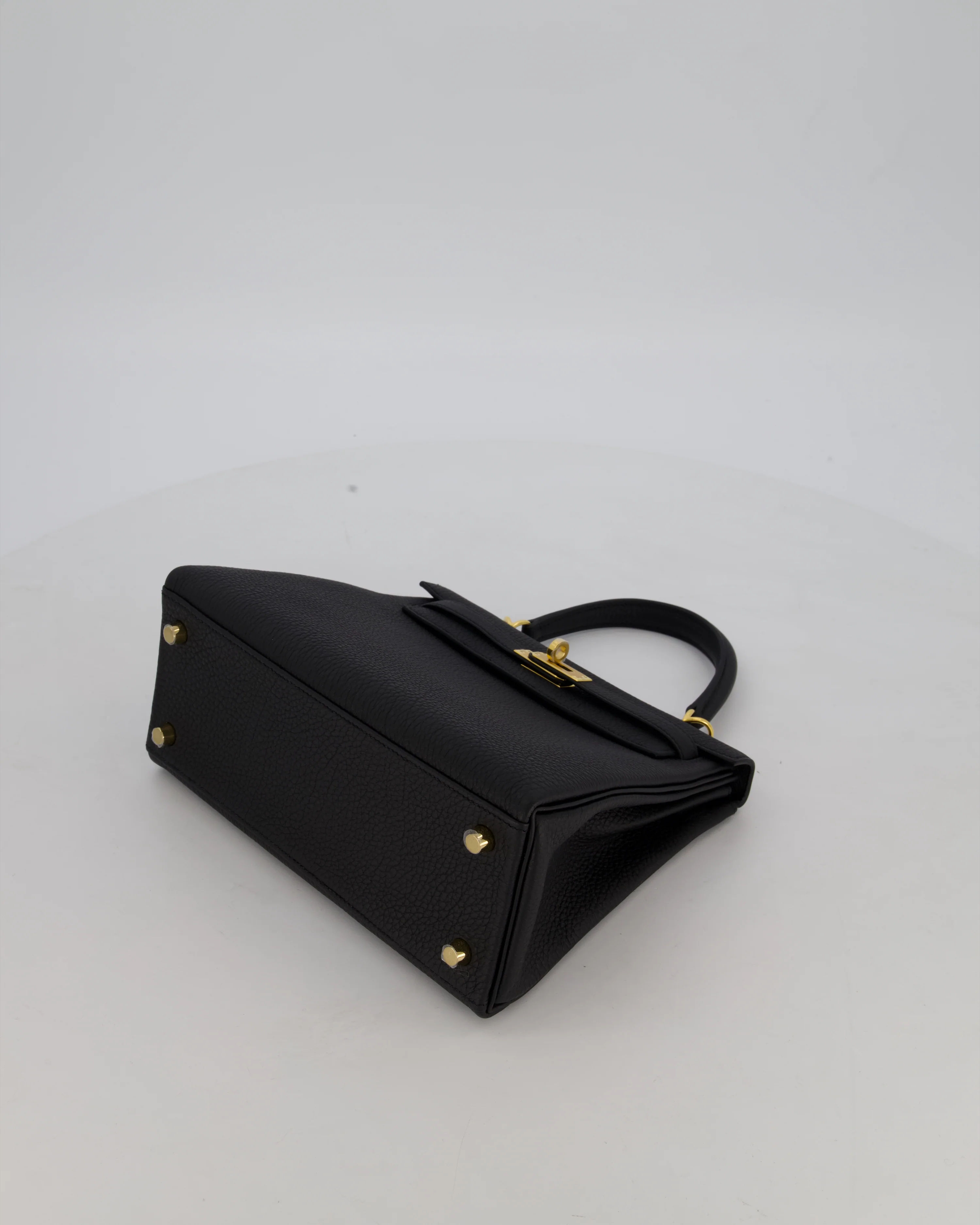 Hermès Kelly 25 Retourne Bag in Noir Togo Leather and Gold Hardware - Image 19