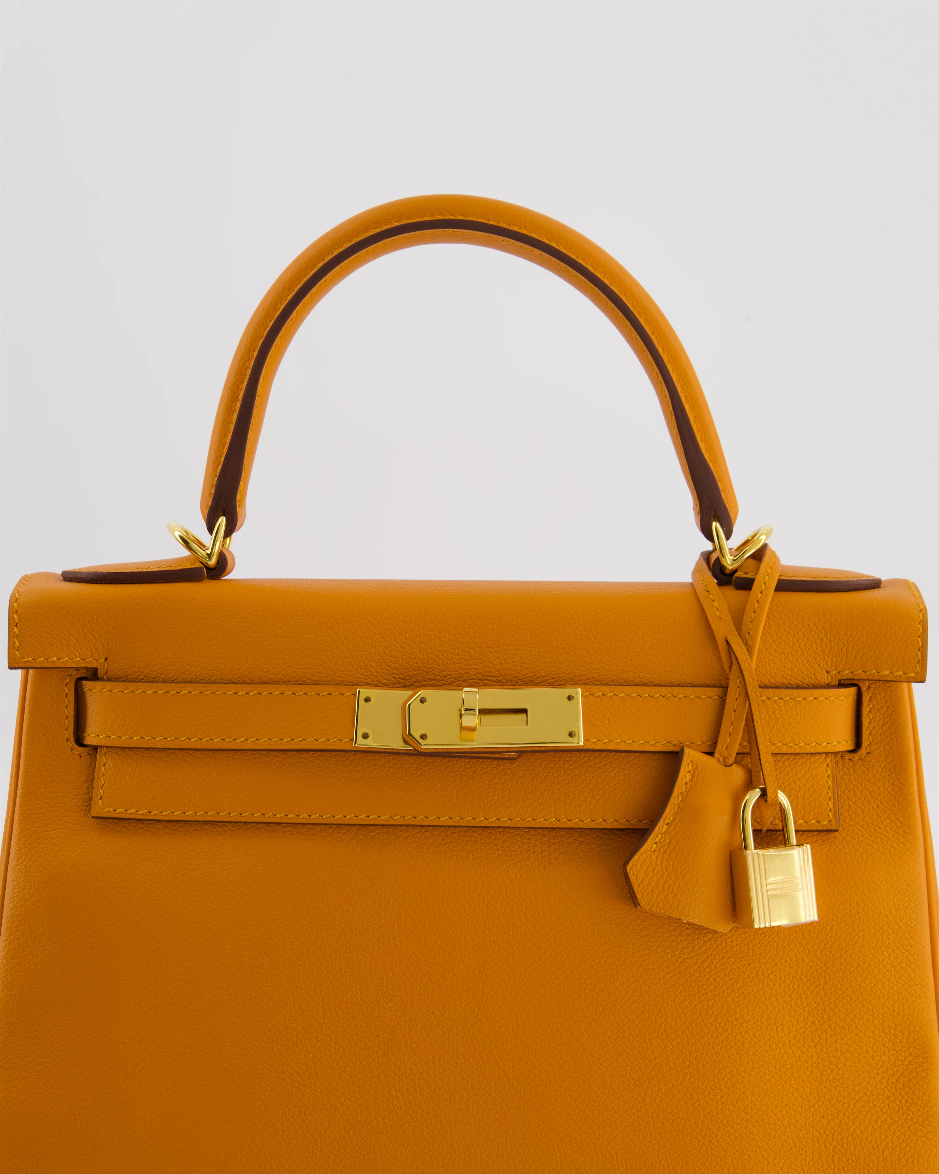 Hermès Kelly 28 Retourne Bag in Abricot Evercolor Leather with Gold Hardware - Image 15