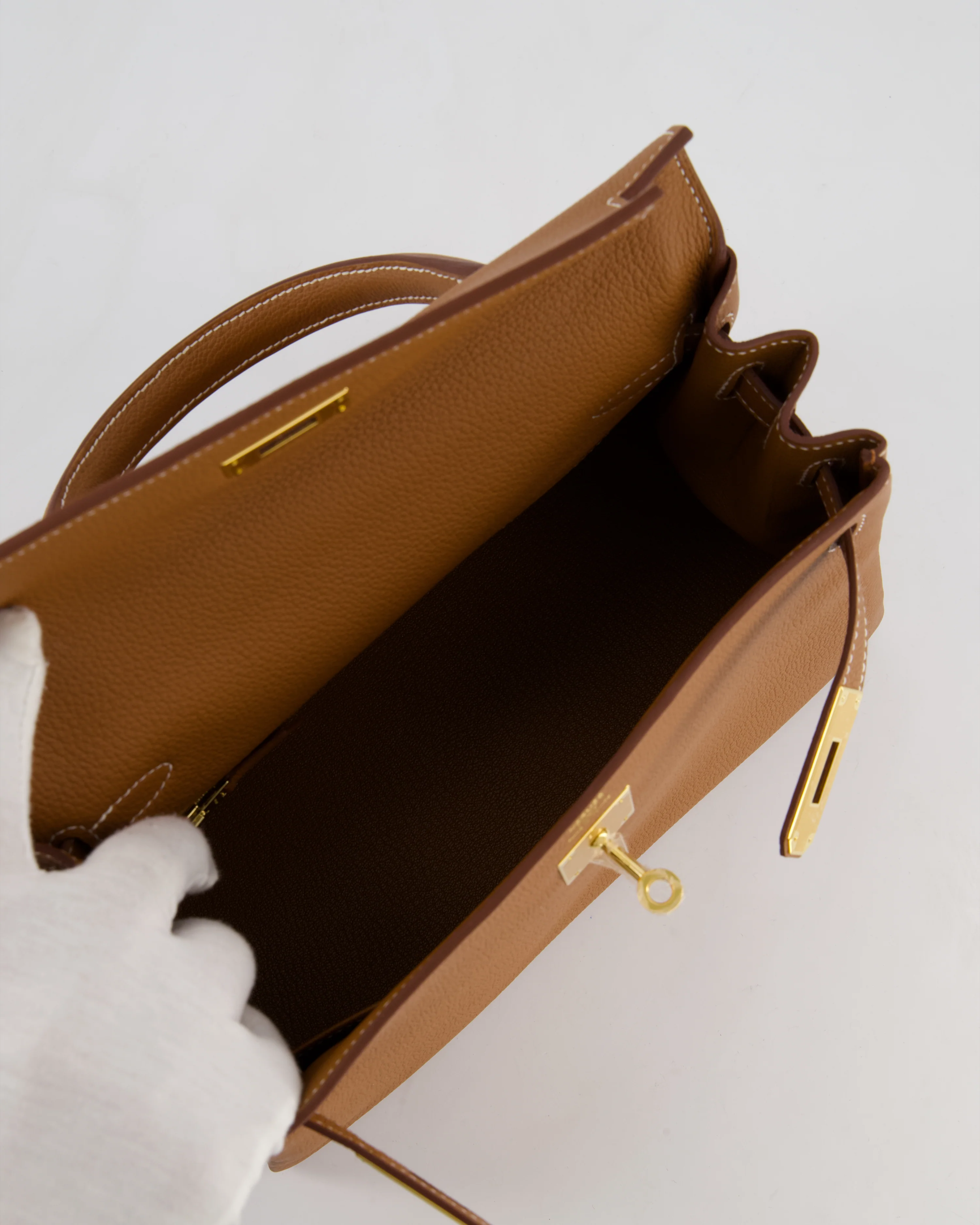 Hermès Kelly 28 Retourne Bag in Gold Togo Leather with Gold Hardware - Image 21