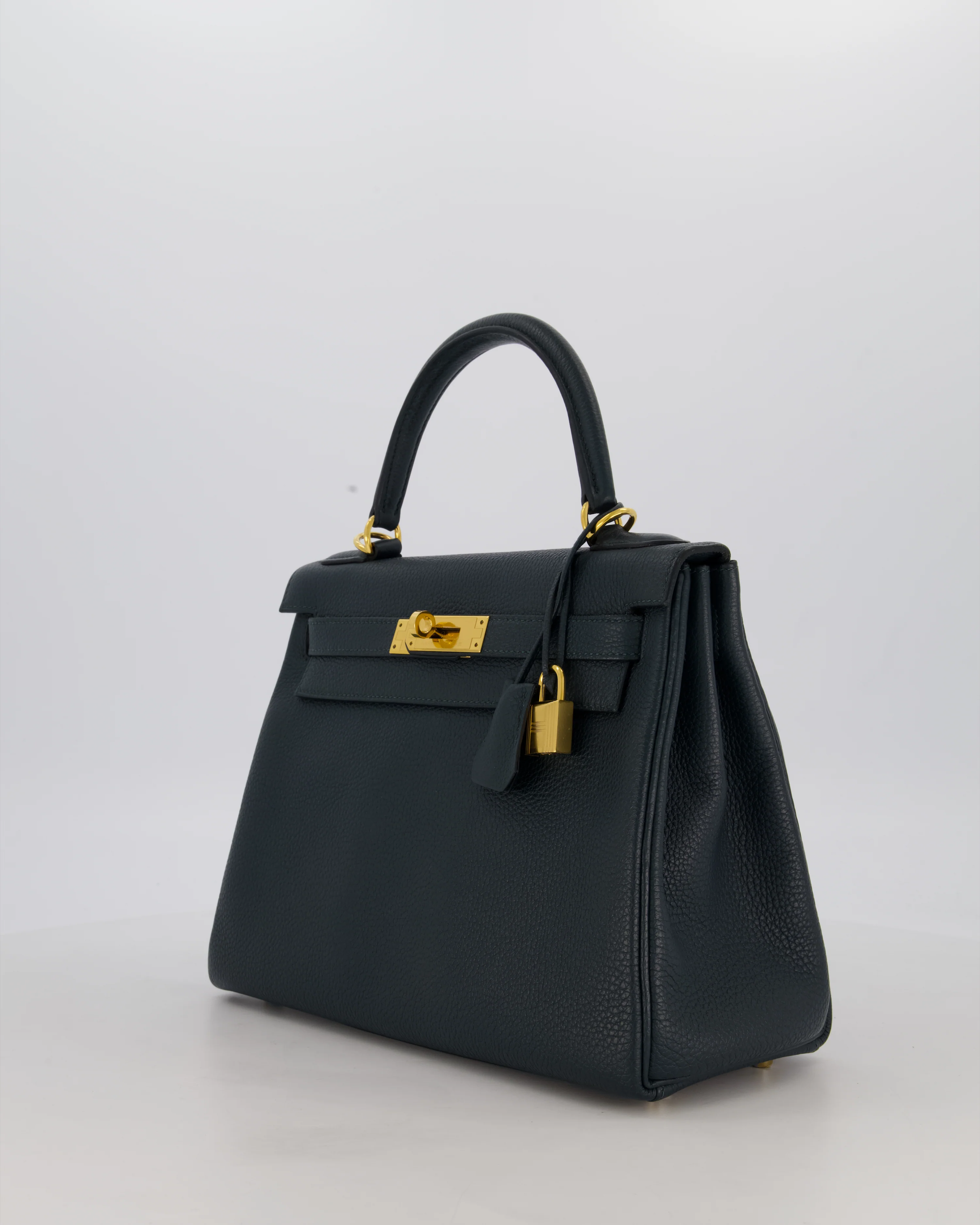 Hermès Kelly 28 Retourne Bag in Vert Cypress Togo Leather with Gold Hardware - Image 10