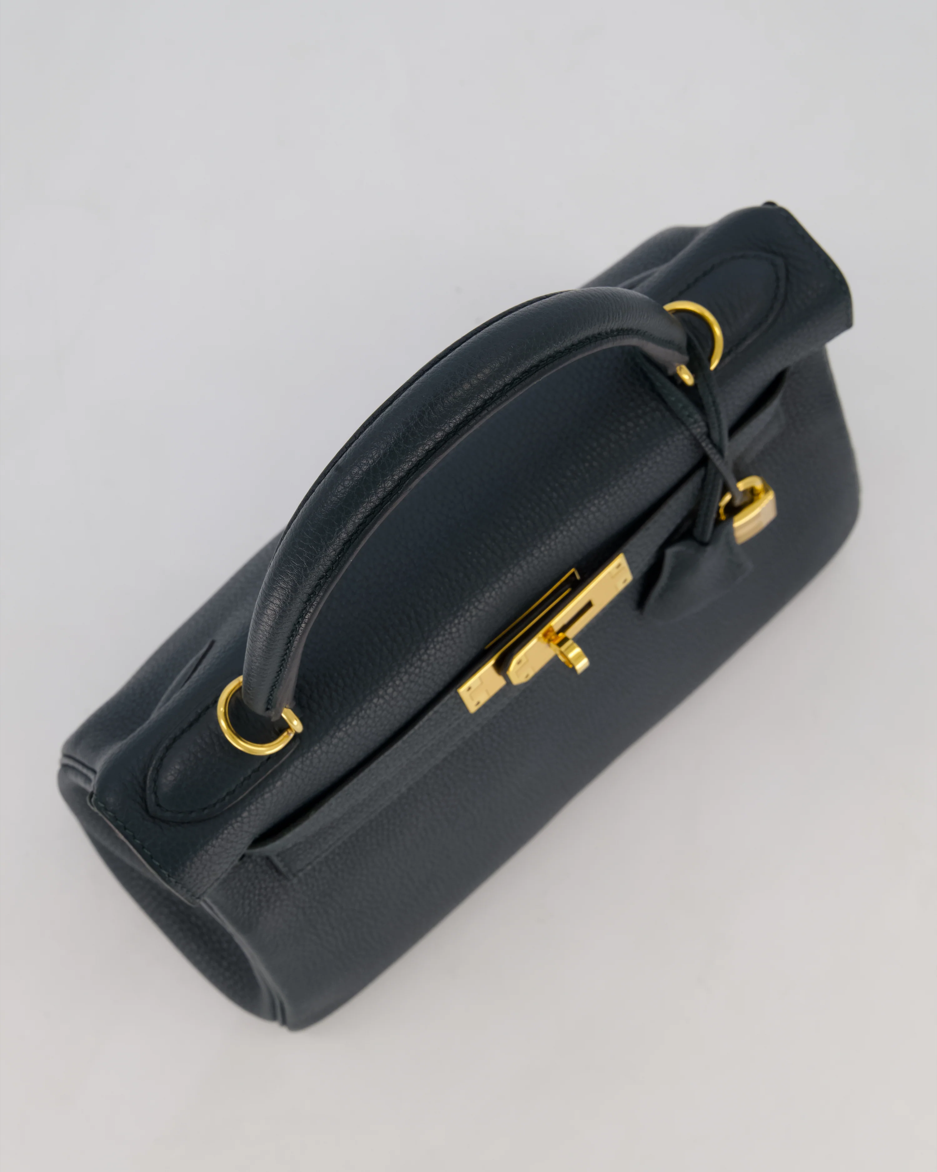 Hermès Kelly 28 Retourne Bag in Vert Cypress Togo Leather with Gold Hardware - Image 15
