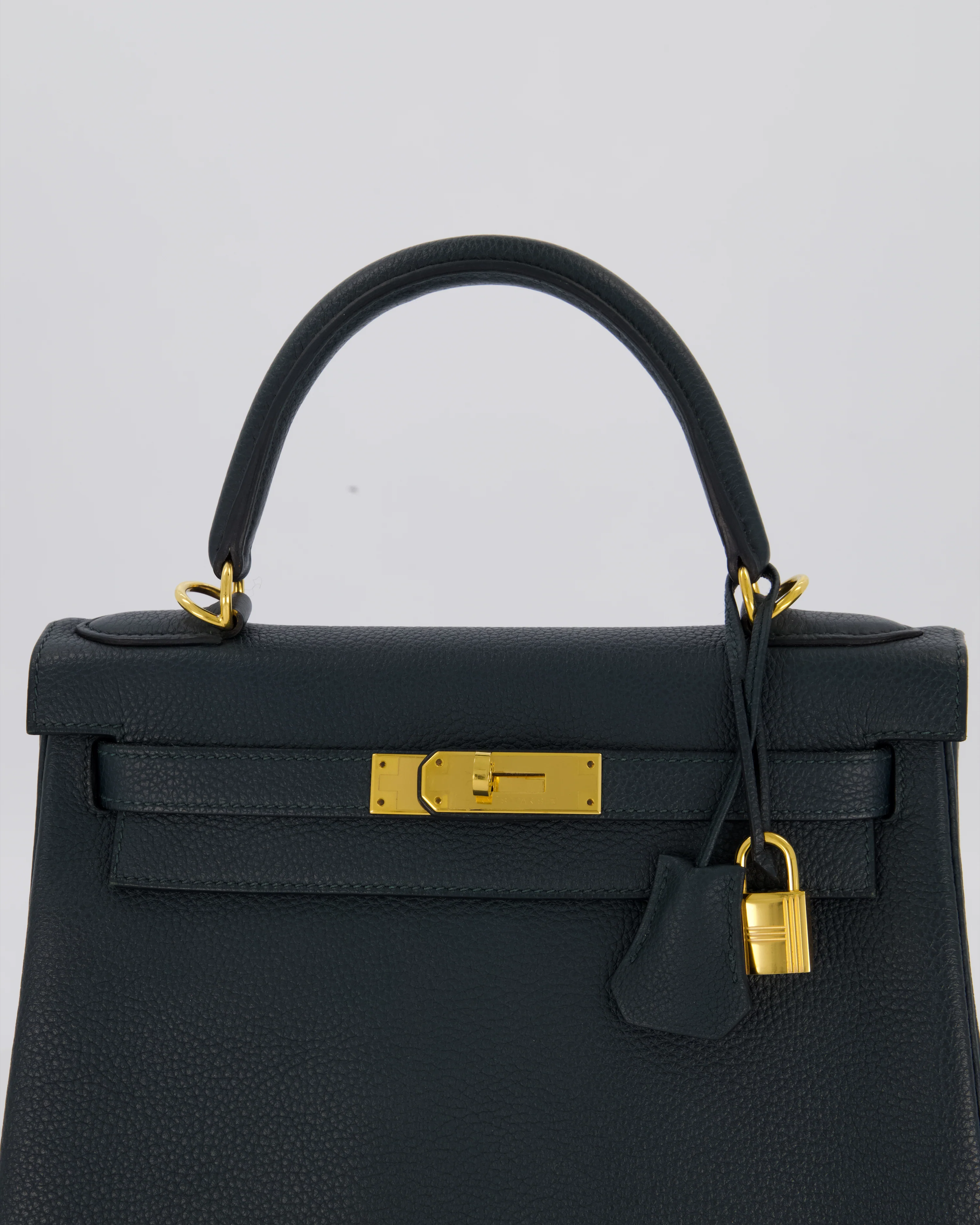 Hermès Kelly 28 Retourne Bag in Vert Cypress Togo Leather with Gold Hardware - Image 17
