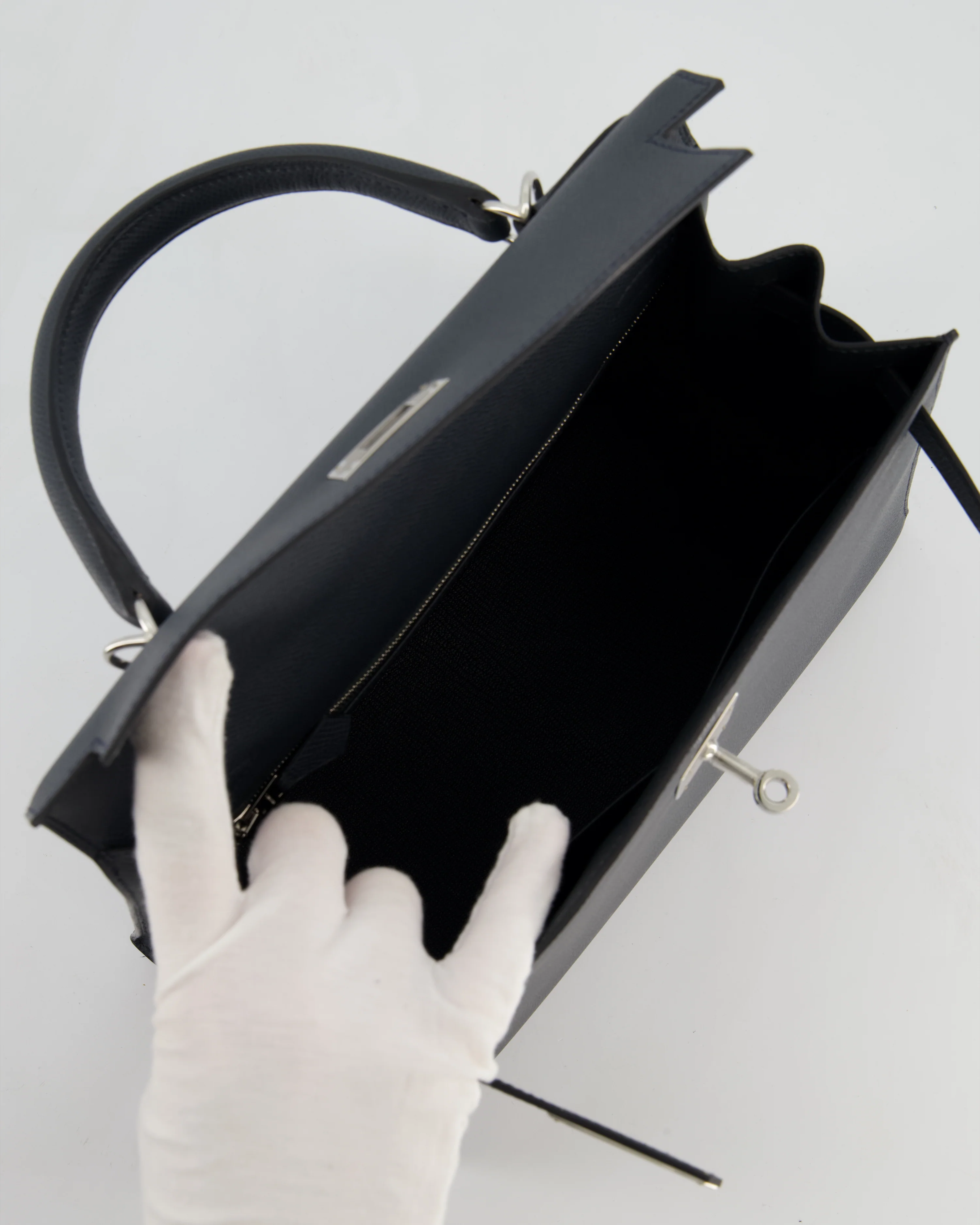 Hermès Kelly 28 Sellier Bag in Gris Misty Epsom Leather with Palladium Hardware - Image 16