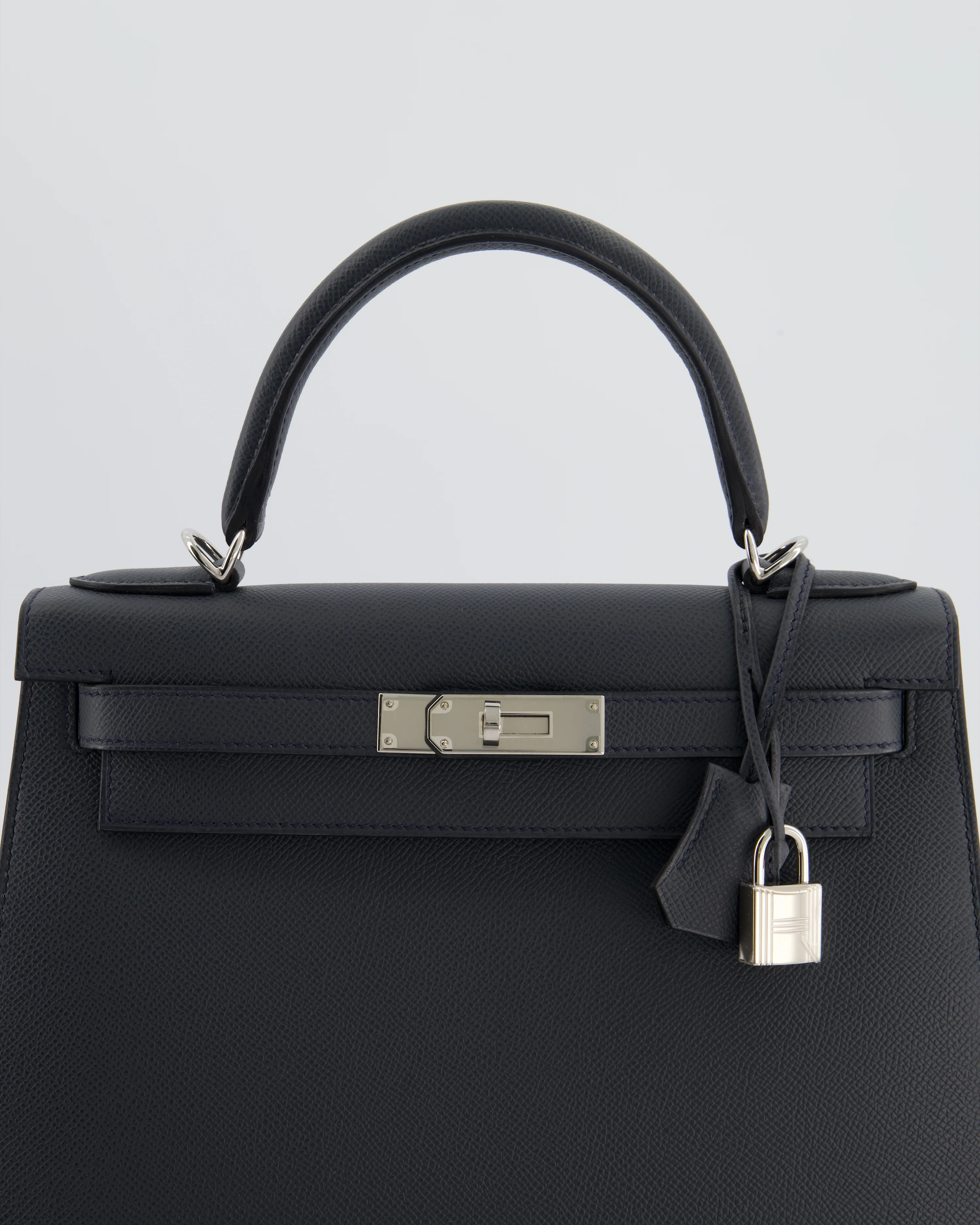 Hermès Kelly 28 Sellier Bag in Gris Misty Epsom Leather with Palladium Hardware - Image 17