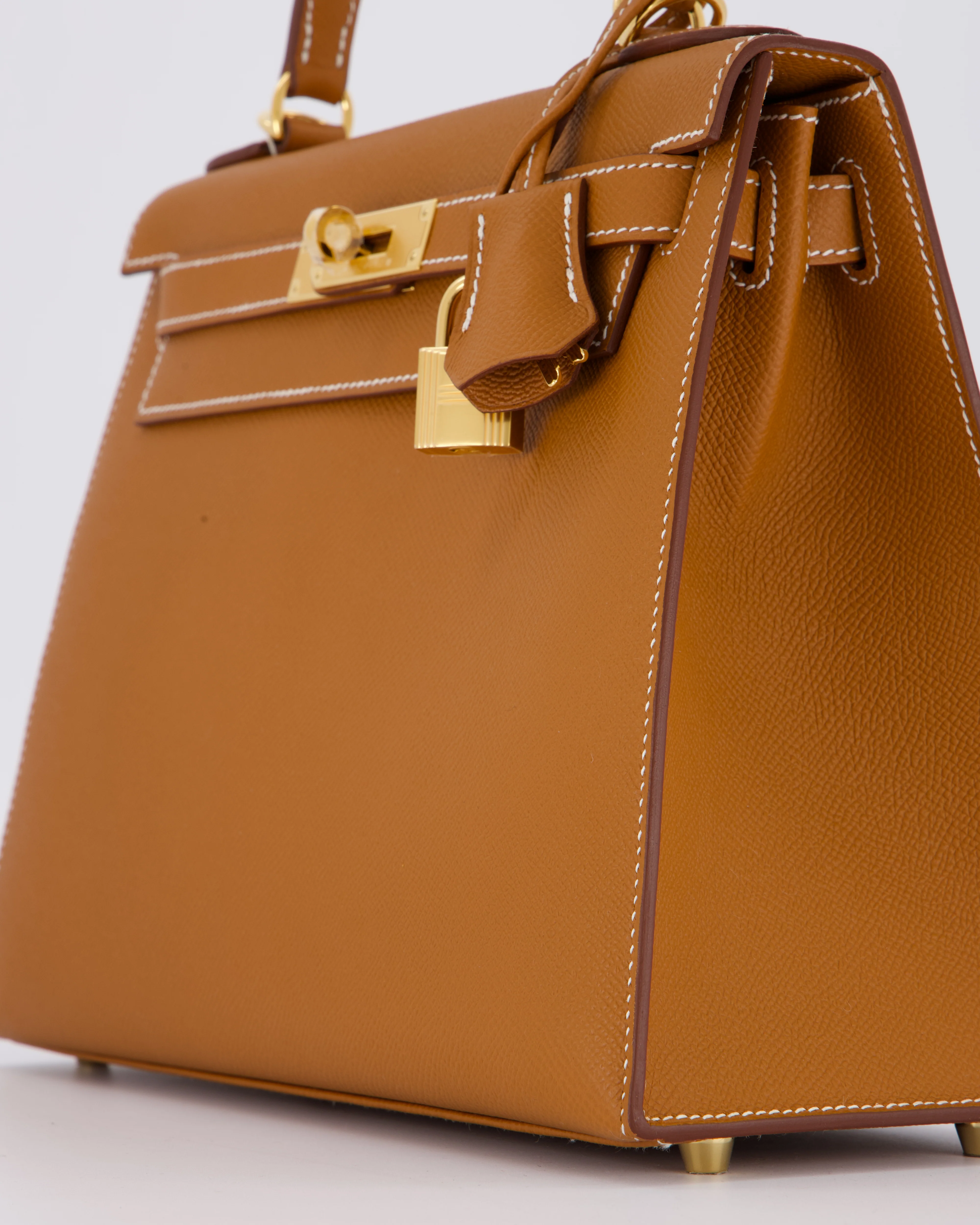 Hermès Kelly 28 Sellier Bag in Gold Epsom Leather with Gold Hardware - Image 15