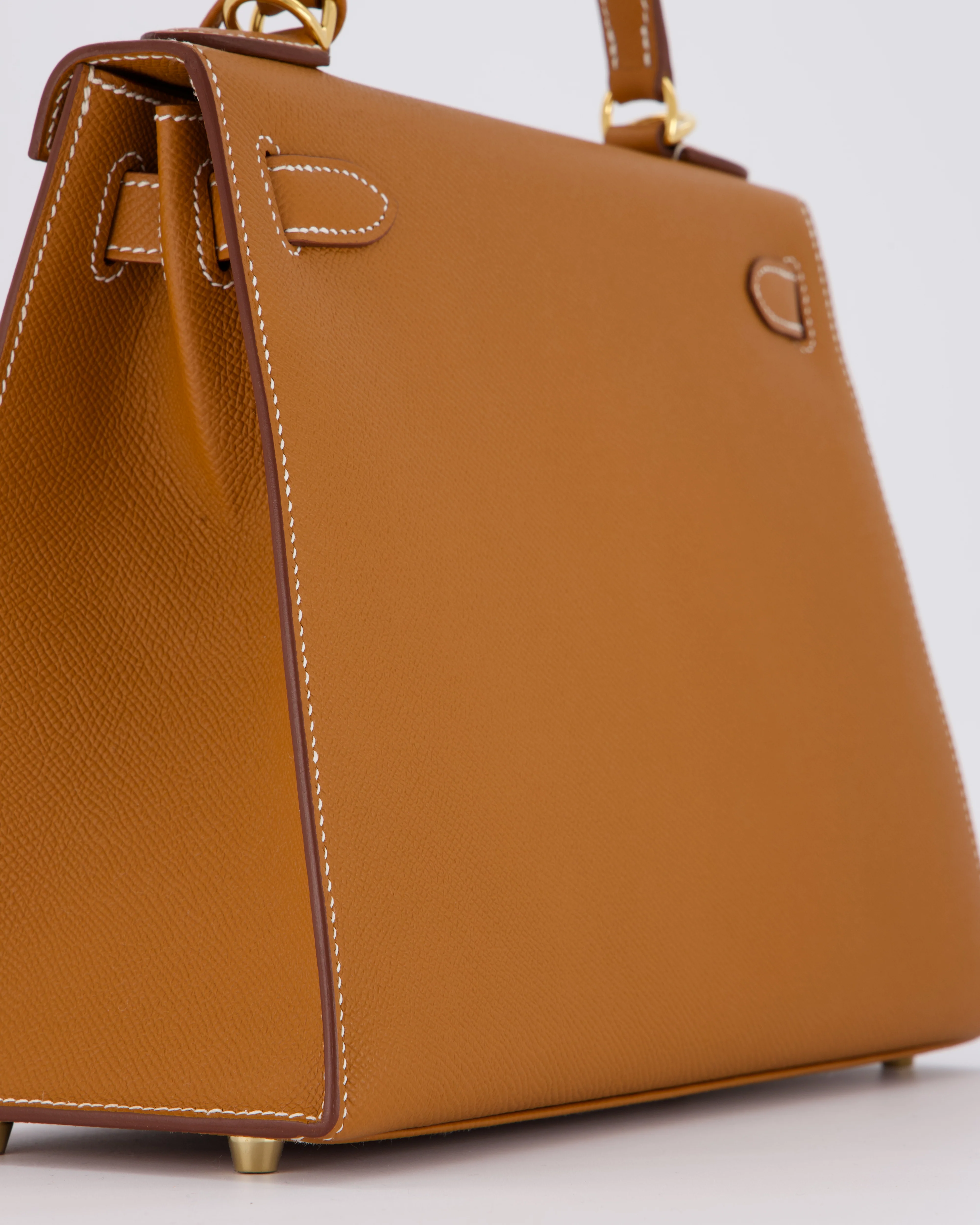 Hermès Kelly 28 Sellier Bag in Gold Epsom Leather with Gold Hardware - Image 17