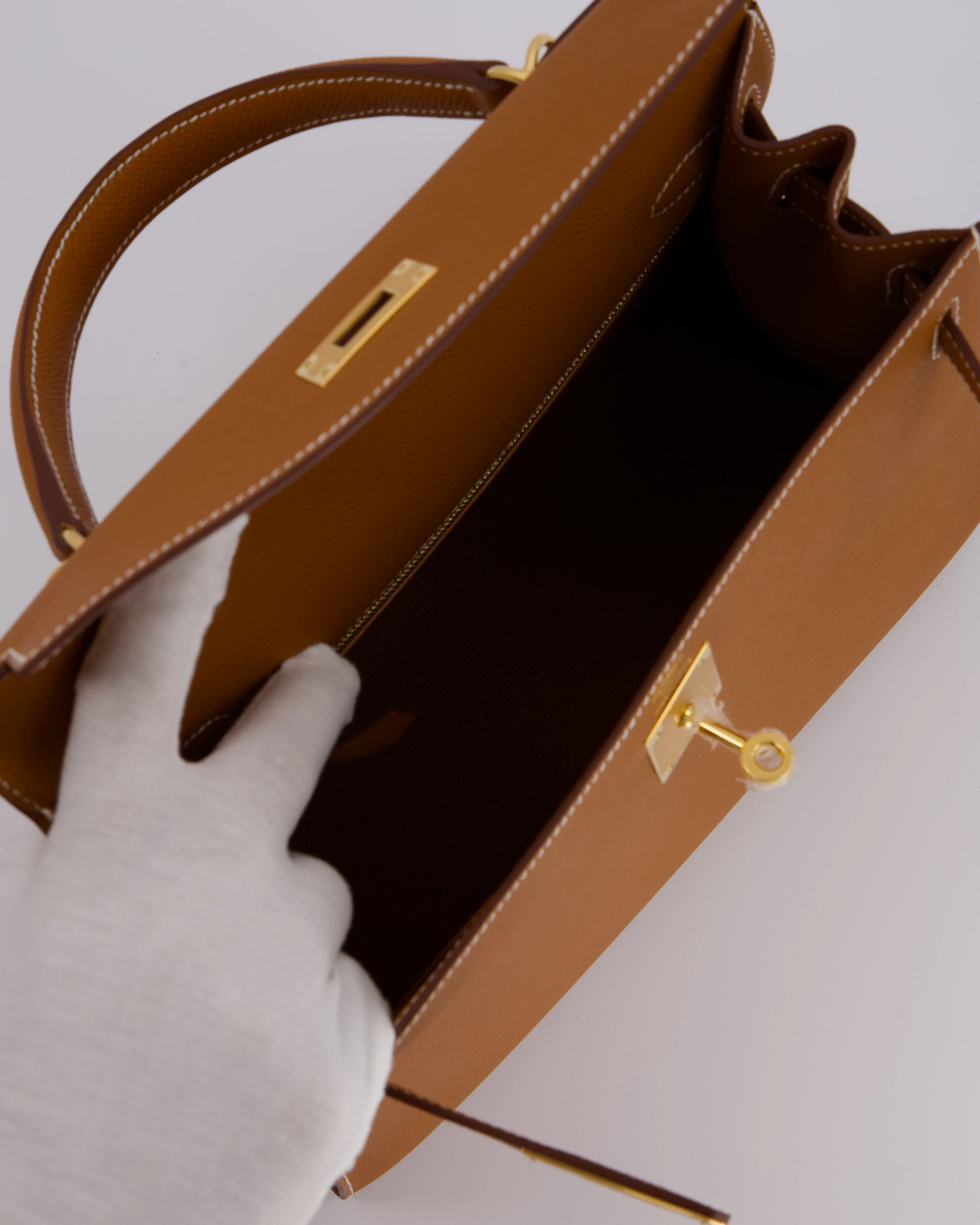 Hermès Kelly 28 Sellier Bag in Gold Epsom Leather with Gold Hardware - Image 21