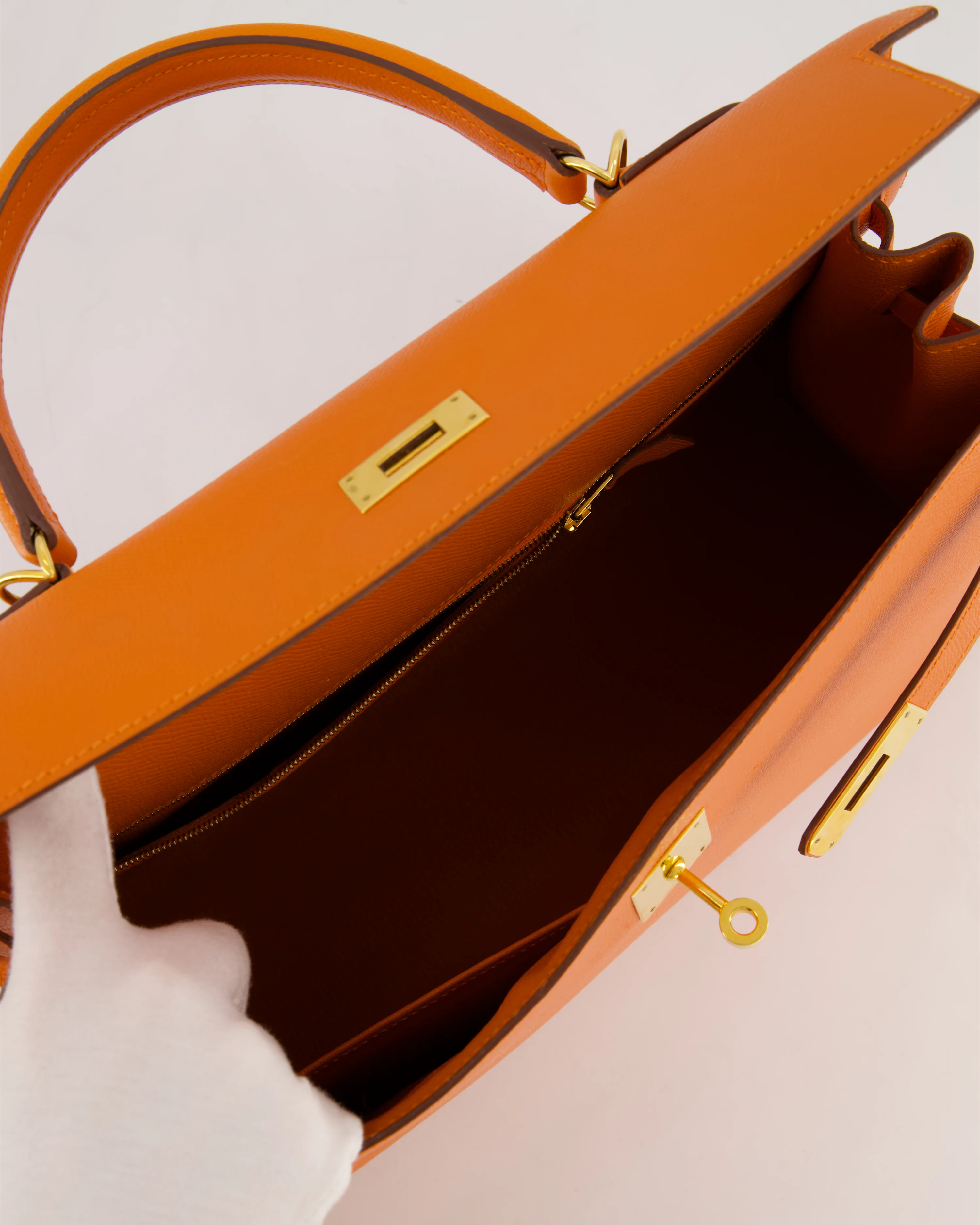 Hermès Kelly 35 Sellier Bag in Orange Epsom Leather With Gold Hardware - Image 22