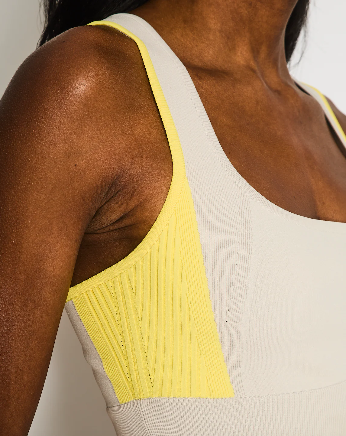 Hermès Light Grey Top and Leggings Sports Set with Yellow Ribbed Bands Details Size S (UK 8) RRP £1,170 - Image 4