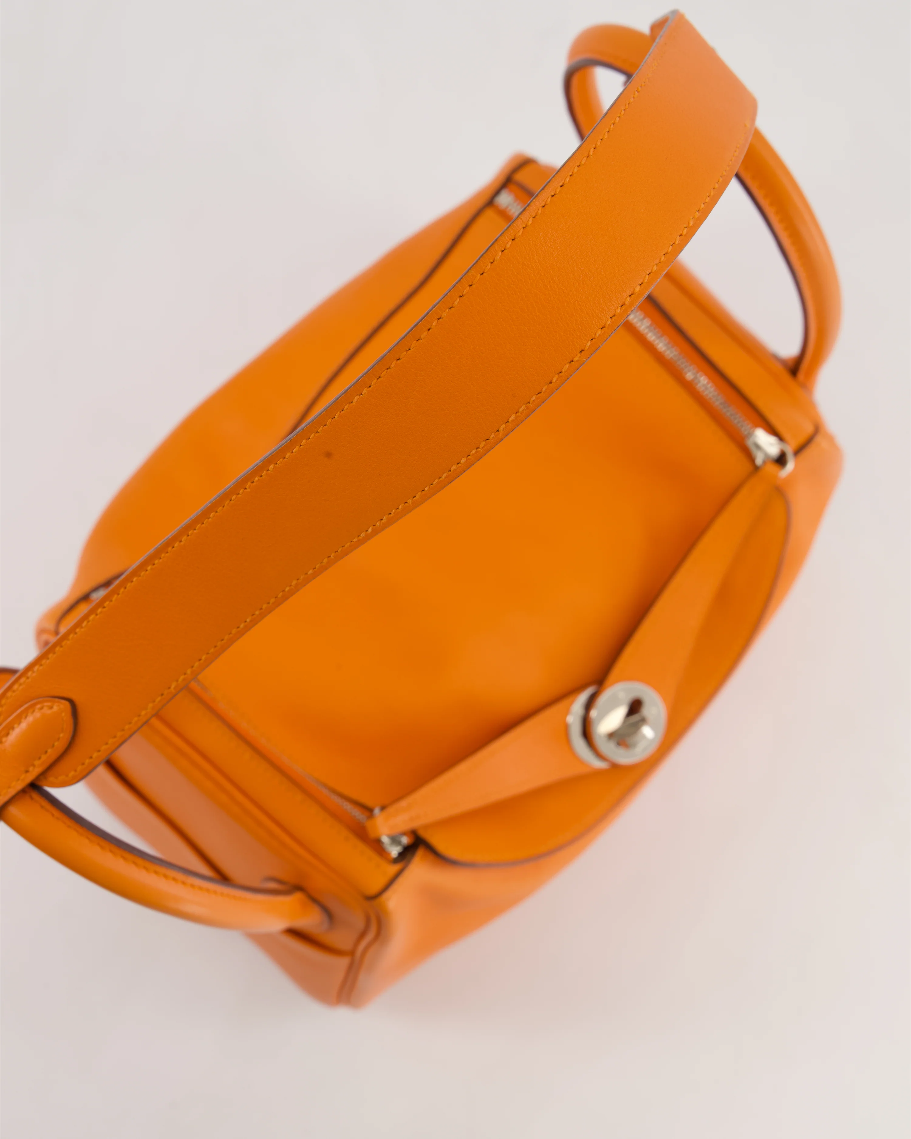 Hermès Lindy 26 Bag in Orange H Swift Leather with Palladium Hardware - Image 15