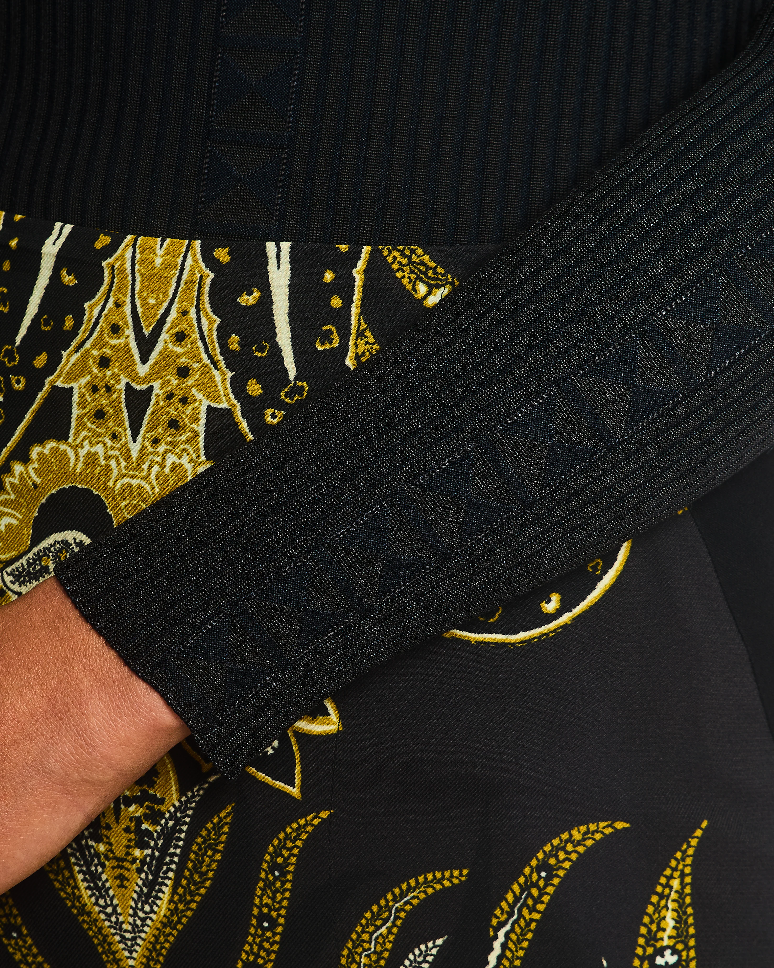 Hermes Long-Sleeve Jumper in Black Shiny Silk Knit RRP - £1,690 Size FR 36 (UK 8) - Image 4