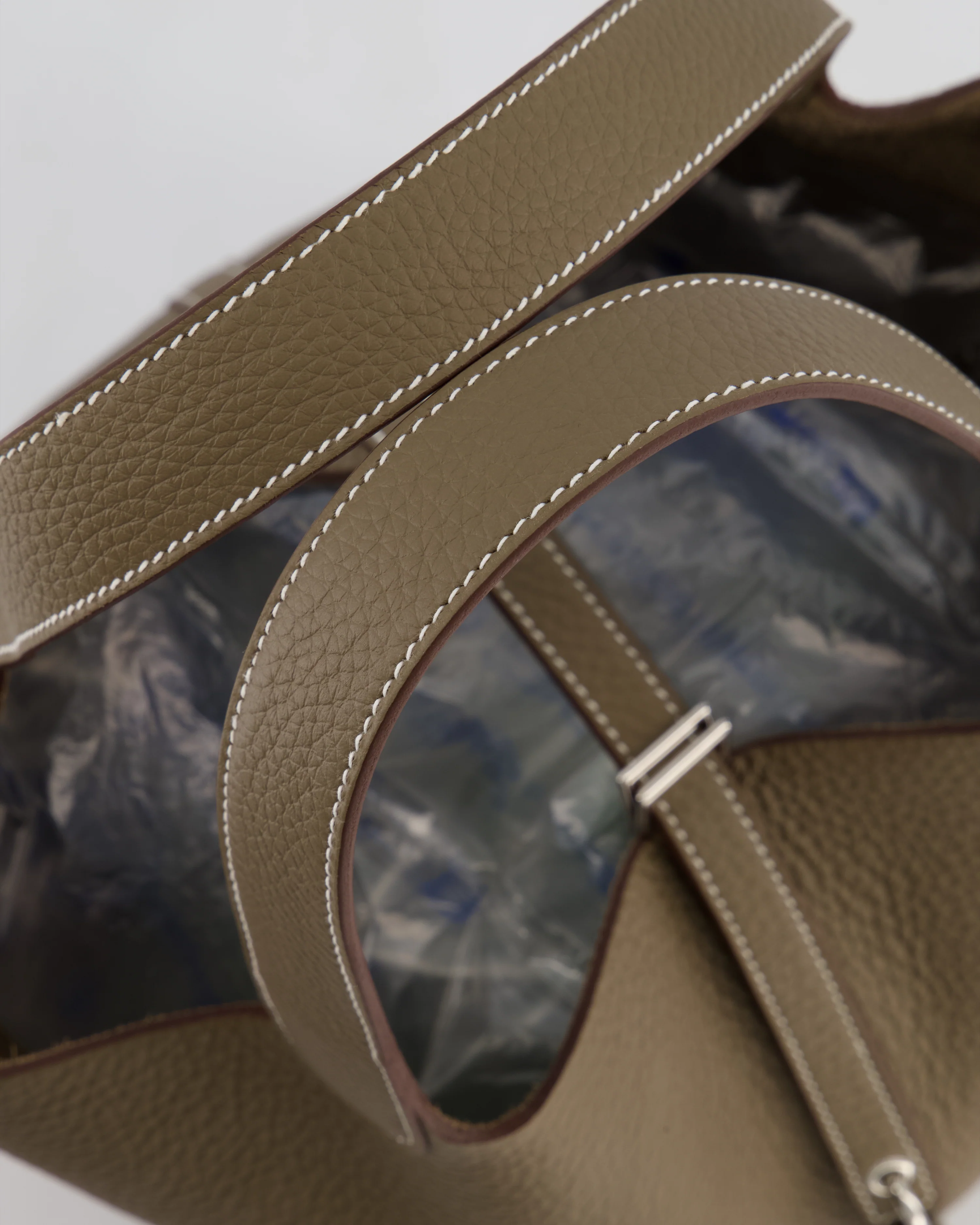 Hermès Picotin 22 Lock Bag in Etoupe Clemence Leather with Palladium Hardware - Image 16