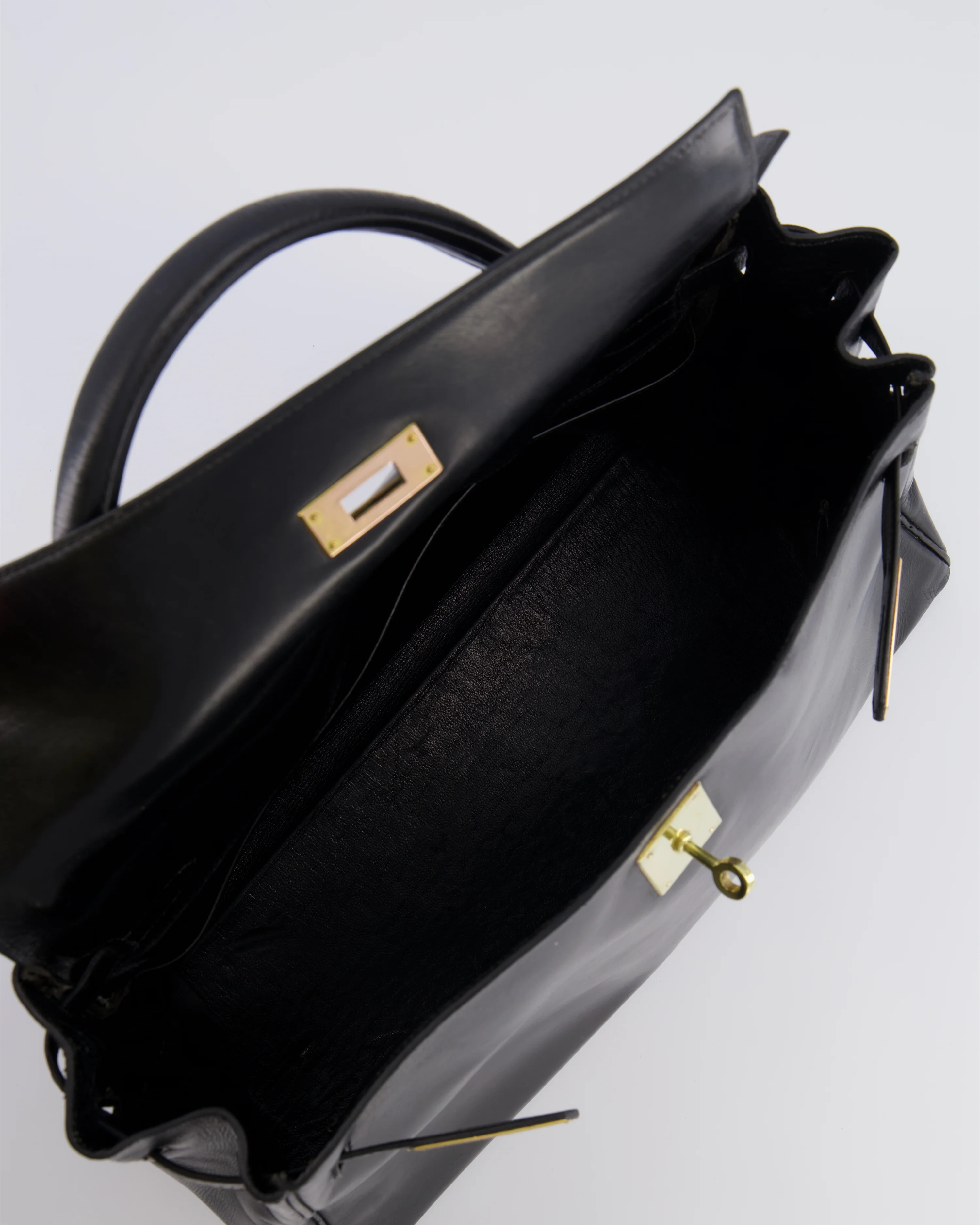 Hermès Vintage Kelly 32 Retourne Bag in Black Calfskin Box Leather with Gold Hardware - Image 20