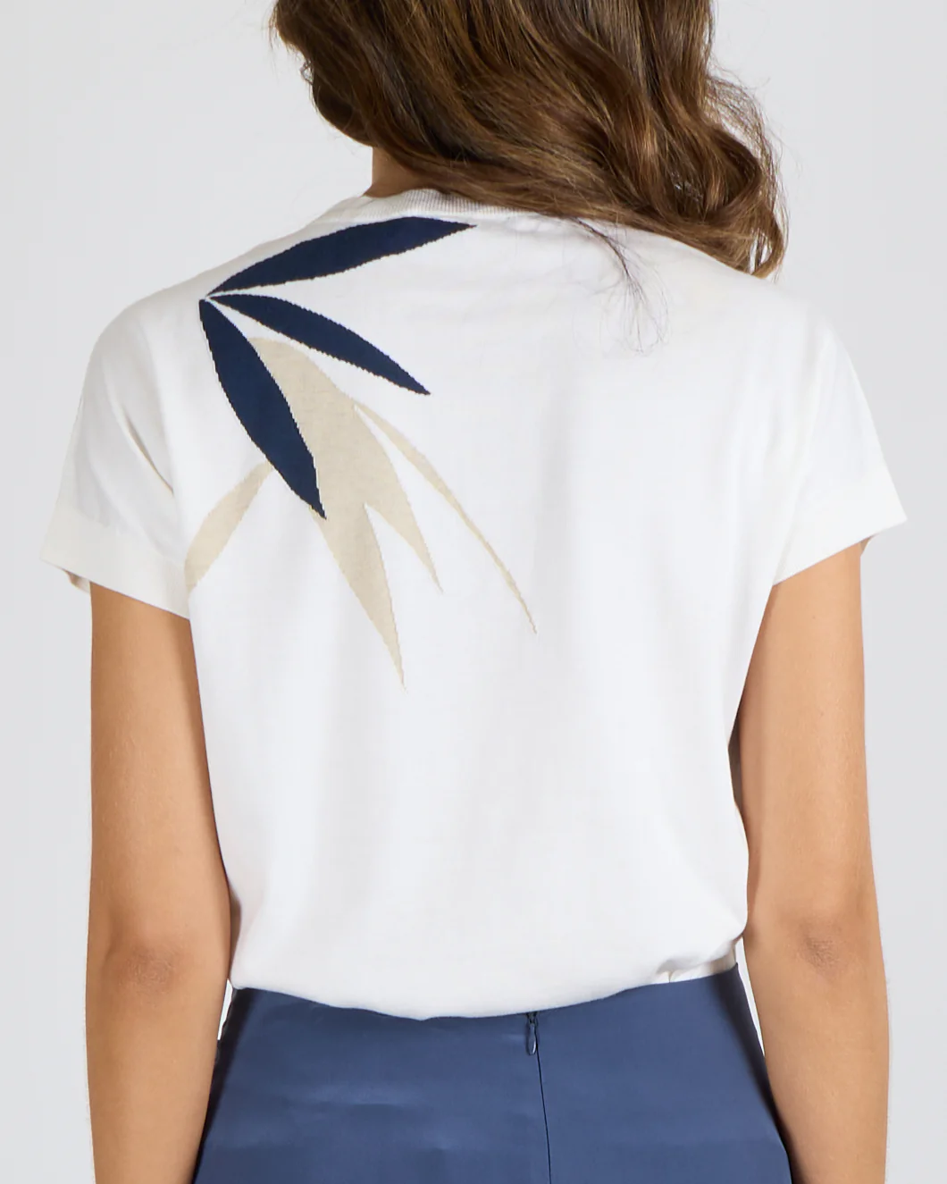Loro Piana White Knit Short-Sleeved T-Shirt with Beige, Blue and Orange Flower Print Size IT 44 (UK 12) - Image 2