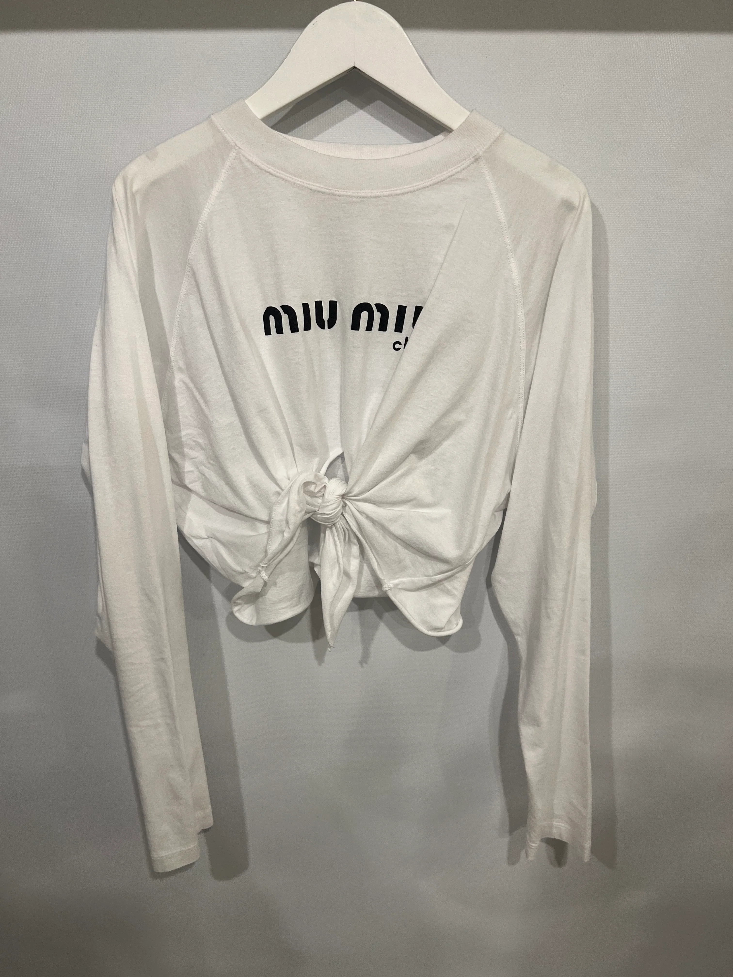 Miu Miu White Long-Sleeved Cropped Top with Front Knot Detail and Black Miu Miu Club Logo Print Size IT 42 (UK 10) - Image 4