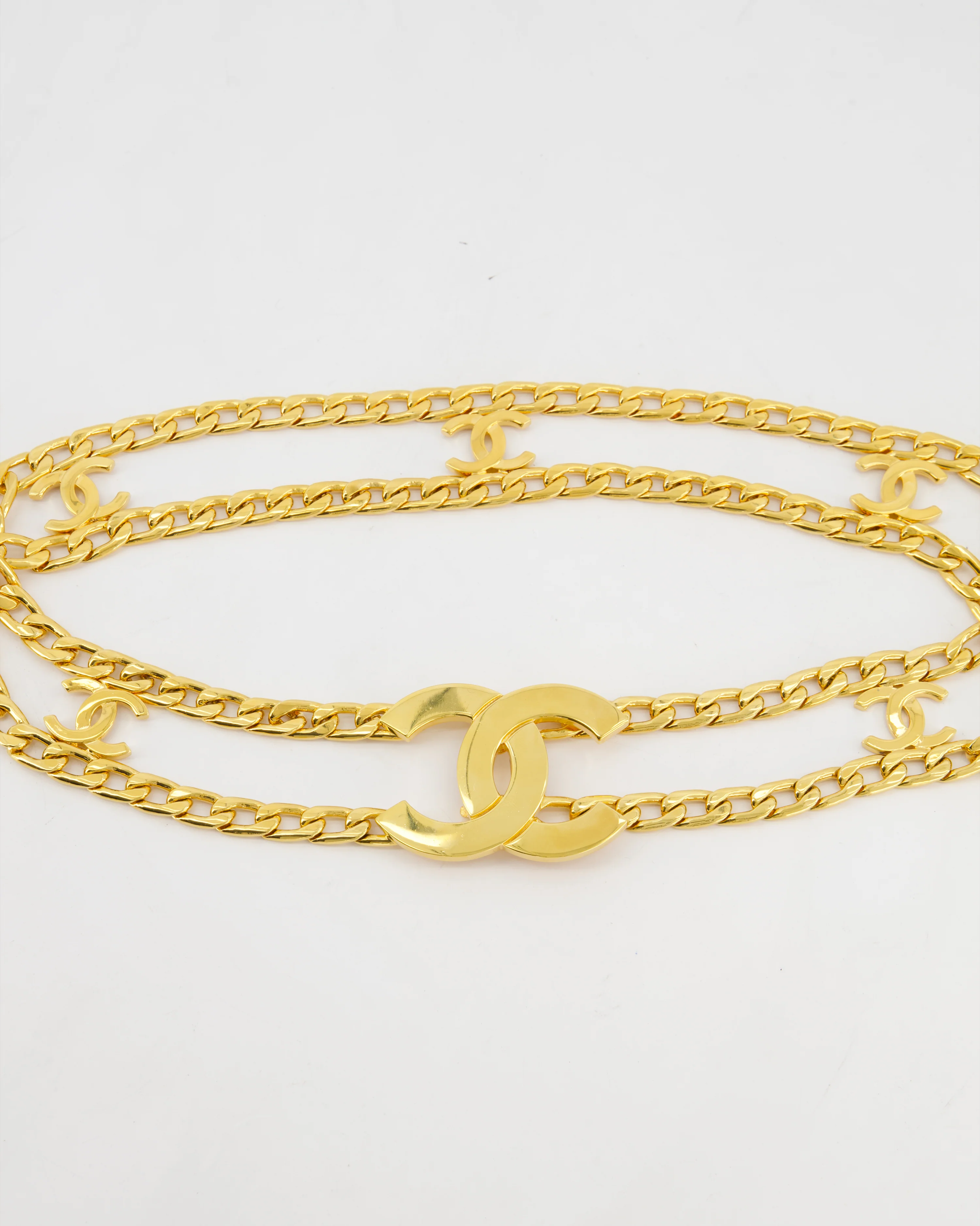 *RARE* Chanel Vintage 1997 24K Gold Logo Chain Belt with Small CC Logos and a Large CC Logo Buckle - Image 3