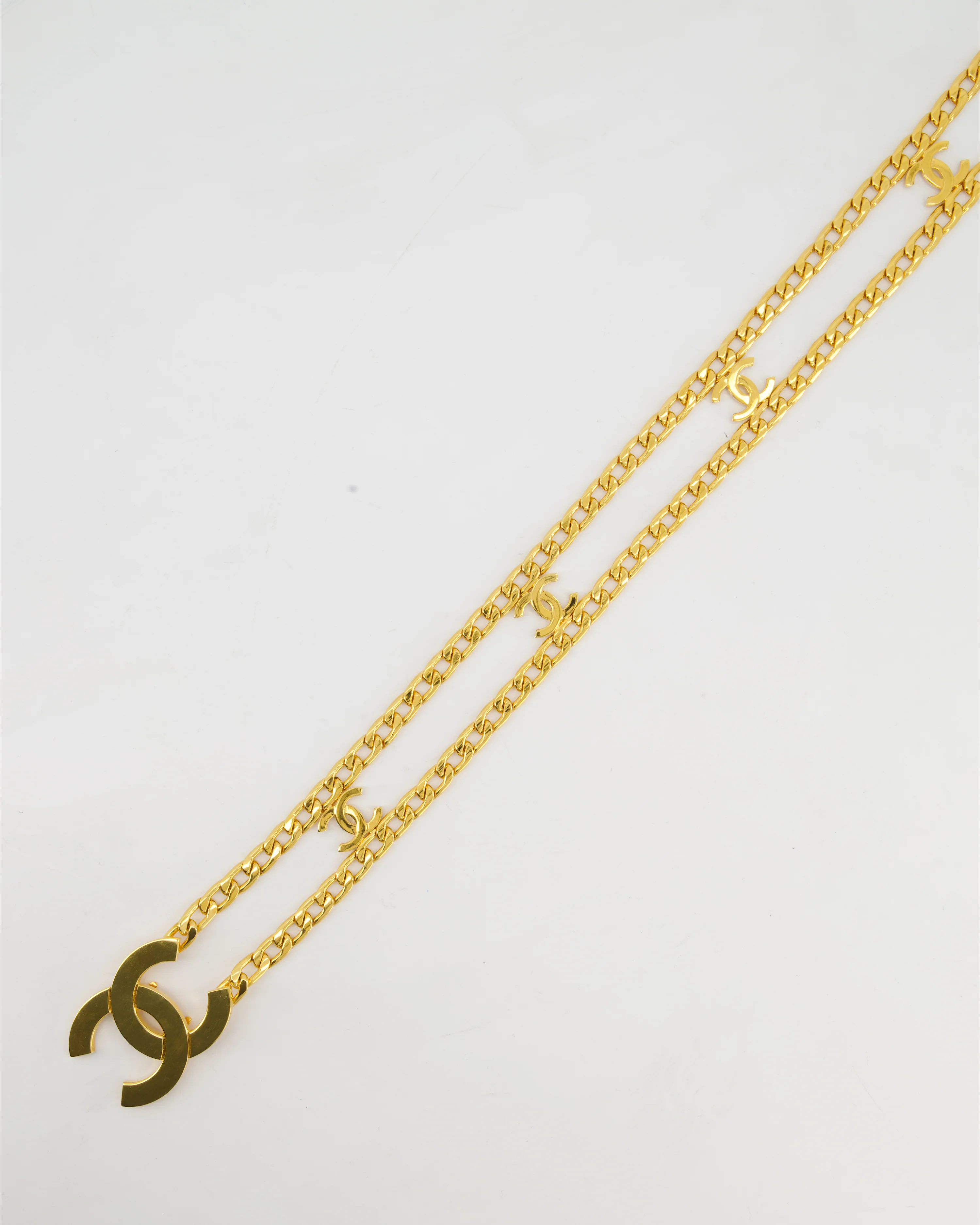 *RARE* Chanel Vintage 1997 24K Gold Logo Chain Belt with Small CC Logos and a Large CC Logo Buckle - Image 4