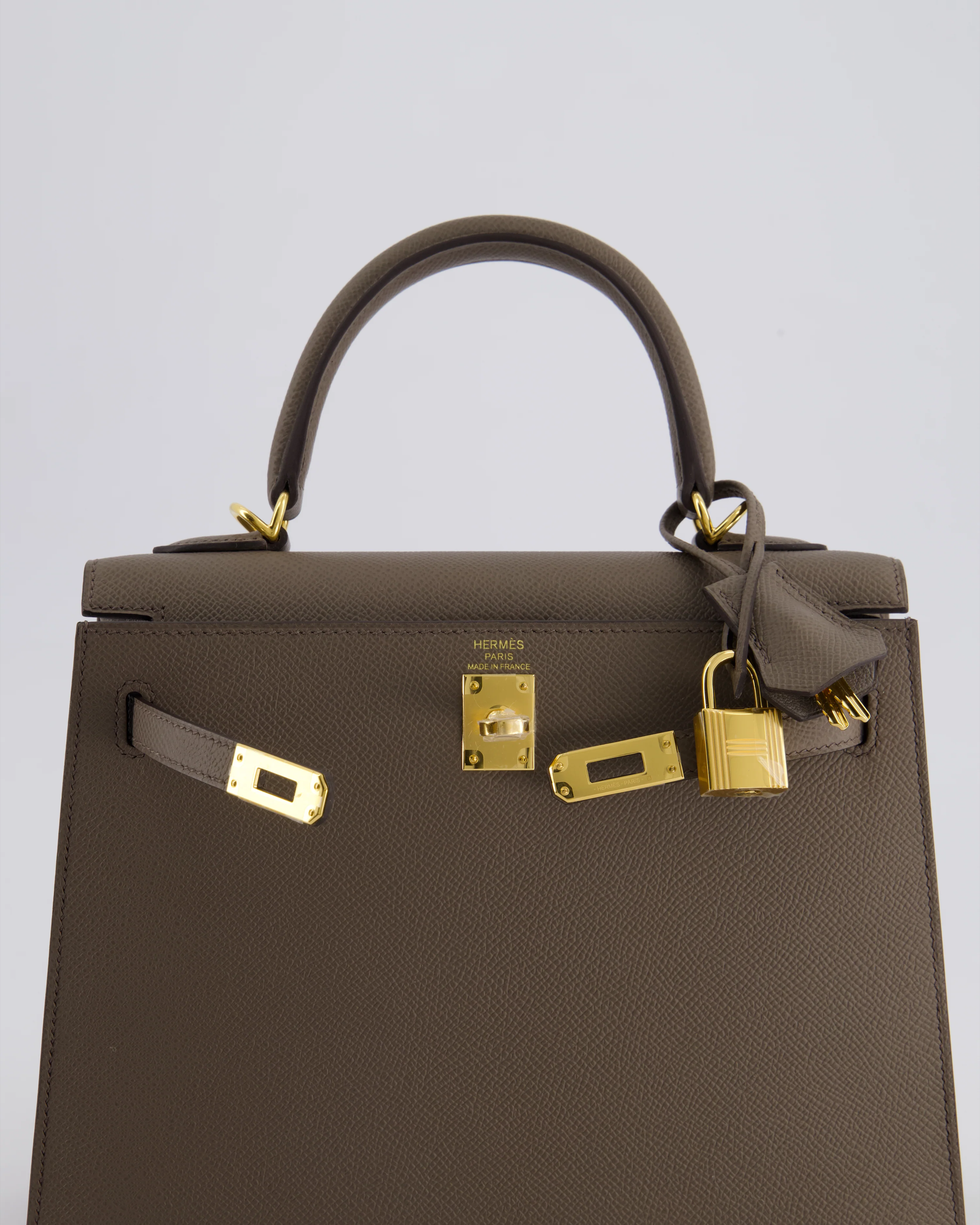 *RARE* Hermès Kelly 25 Sellier Bag in Gris Etain Epsom Leather with Gold Hardware - Image 15