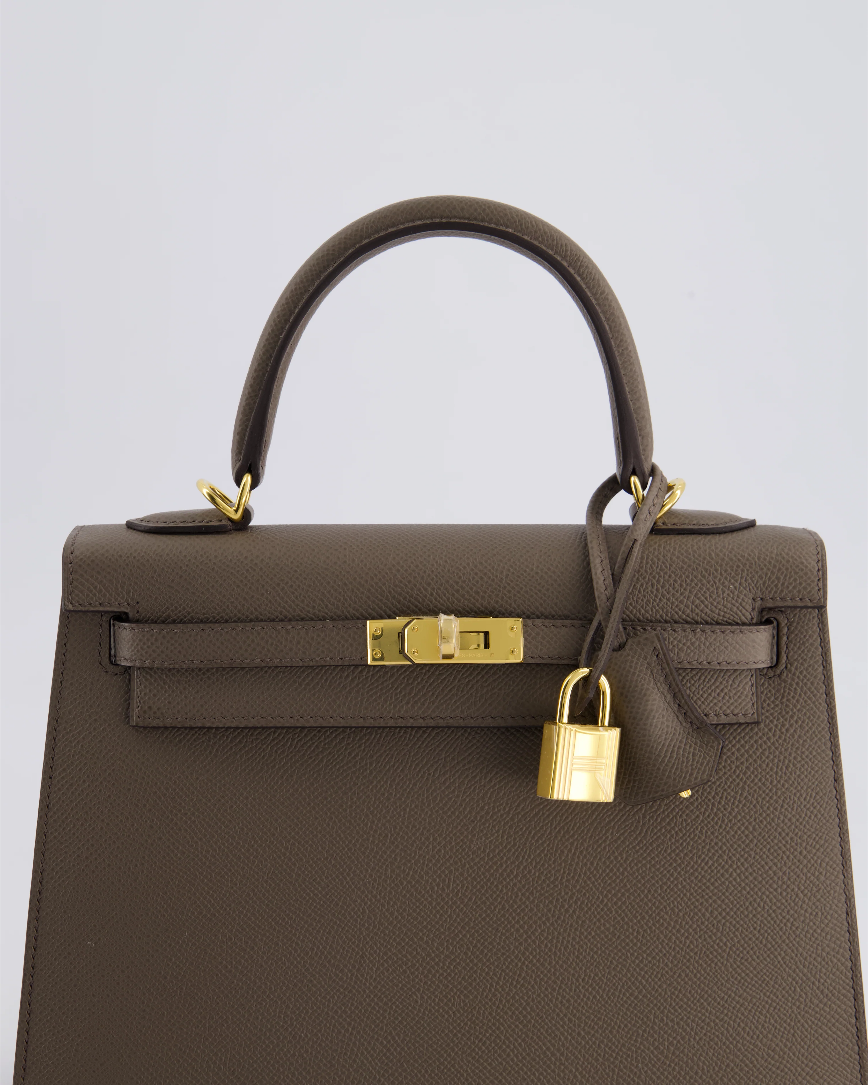 *RARE* Hermès Kelly 25 Sellier Bag in Gris Etain Epsom Leather with Gold Hardware - Image 16