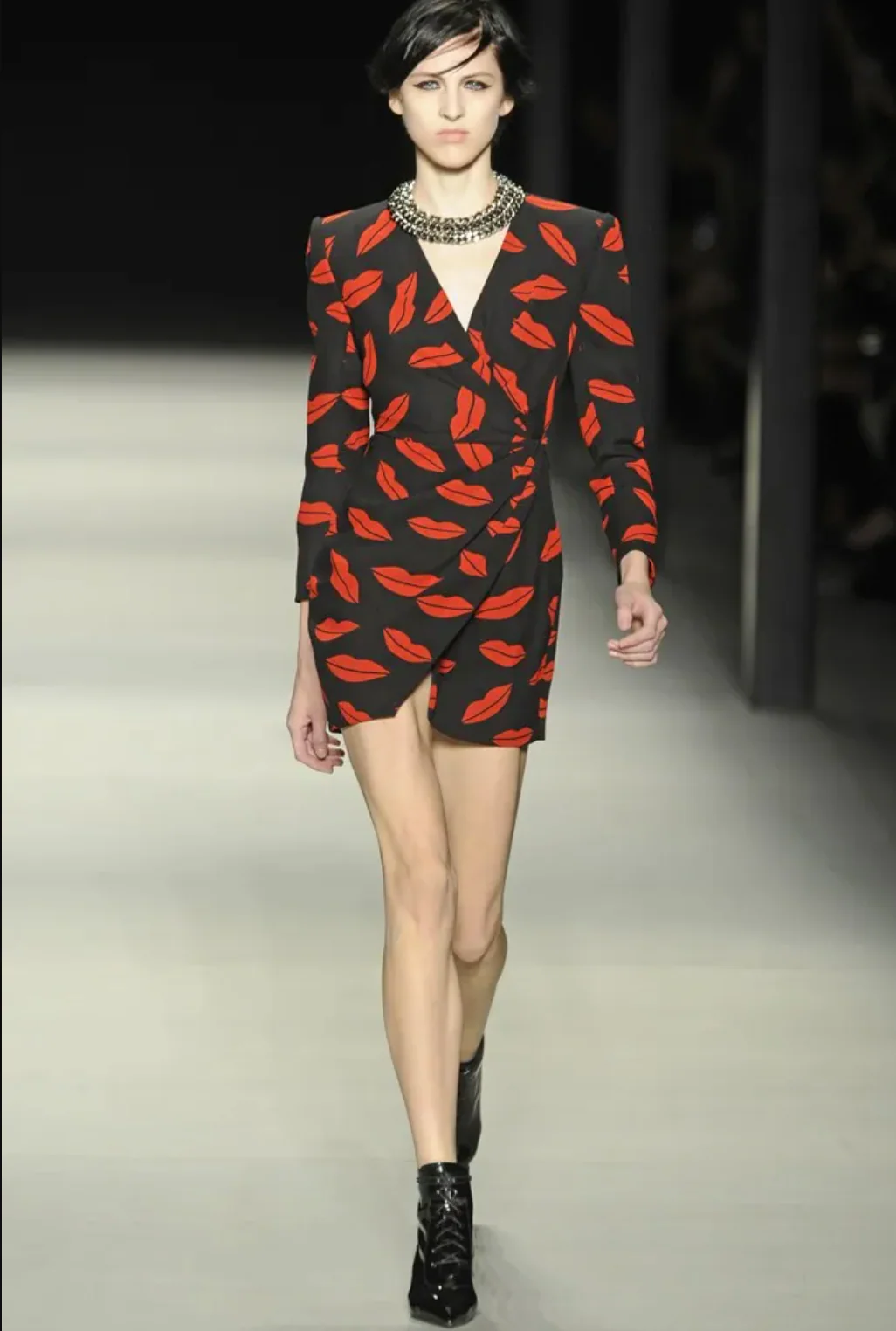 Saint Laurent Spring 2014 Black Silk and Red Lip Printed Mini Wrap Dress with with Sequin Buttons Size FR 40 (UK 12) - Image 3