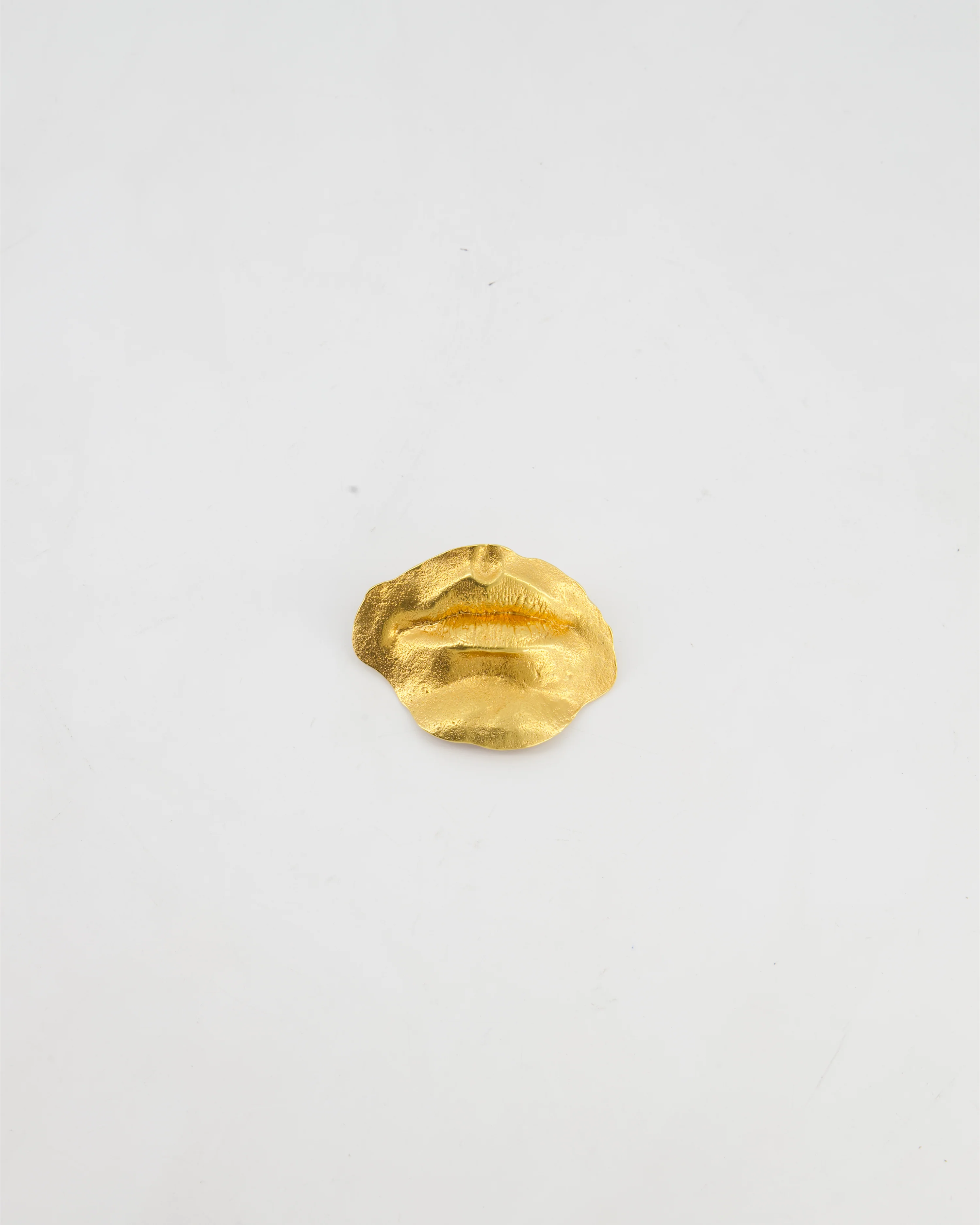 Schiaparelli Hammered Gold Brass Mouth Brooch with Logo - Image 2