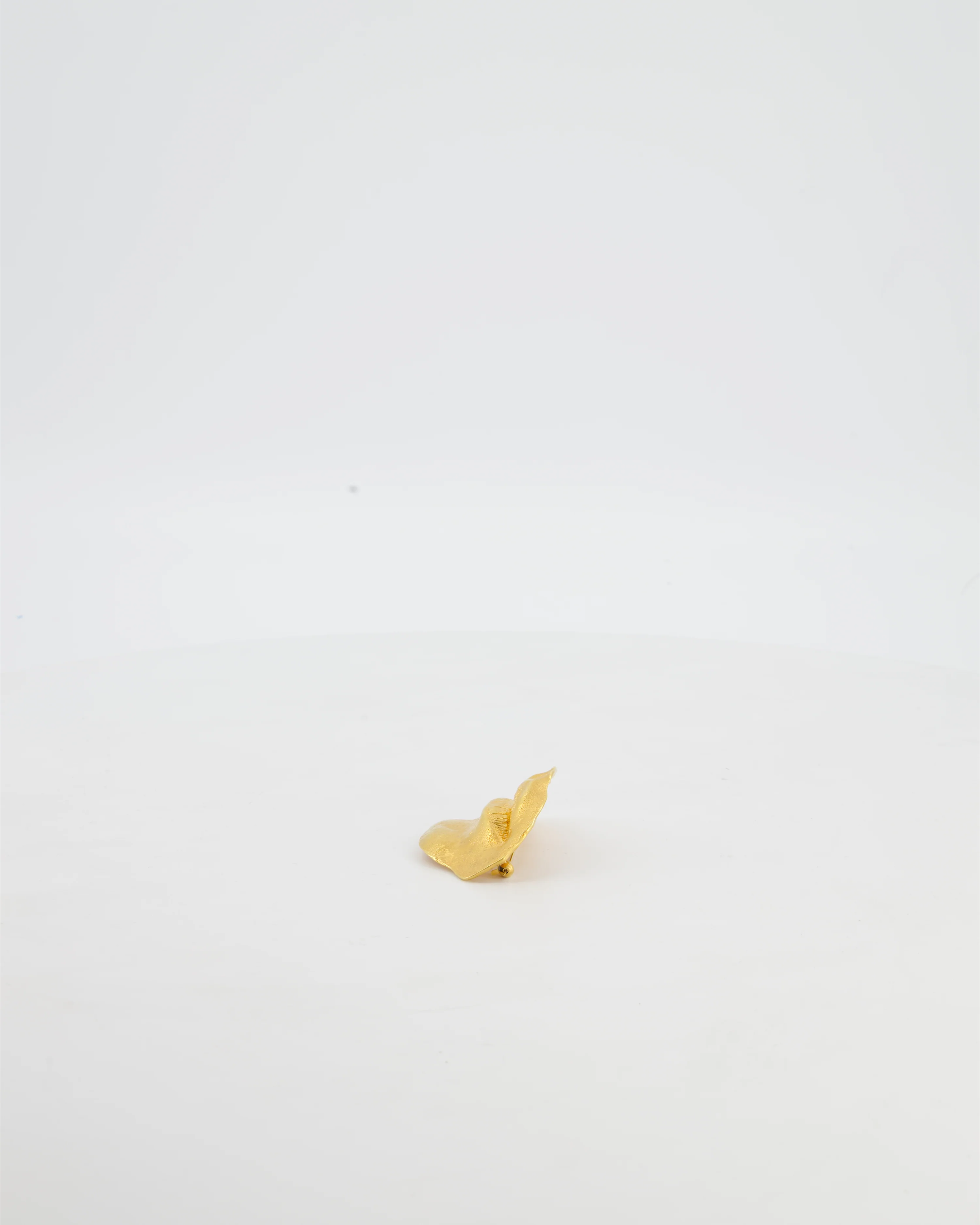 Schiaparelli Hammered Gold Brass Mouth Brooch with Logo - Image 3