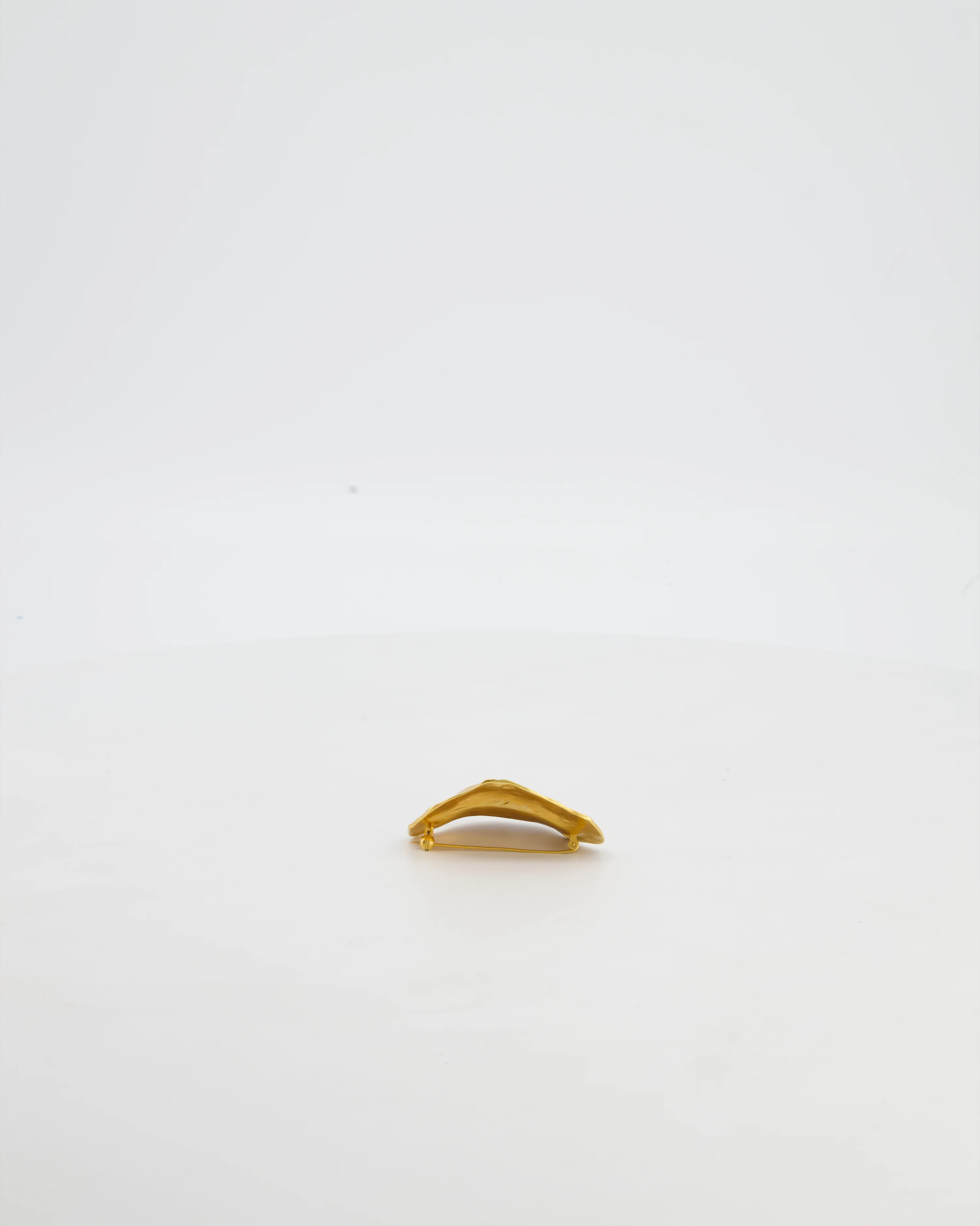 Schiaparelli Hammered Gold Brass Mouth Brooch with Logo - Image 5