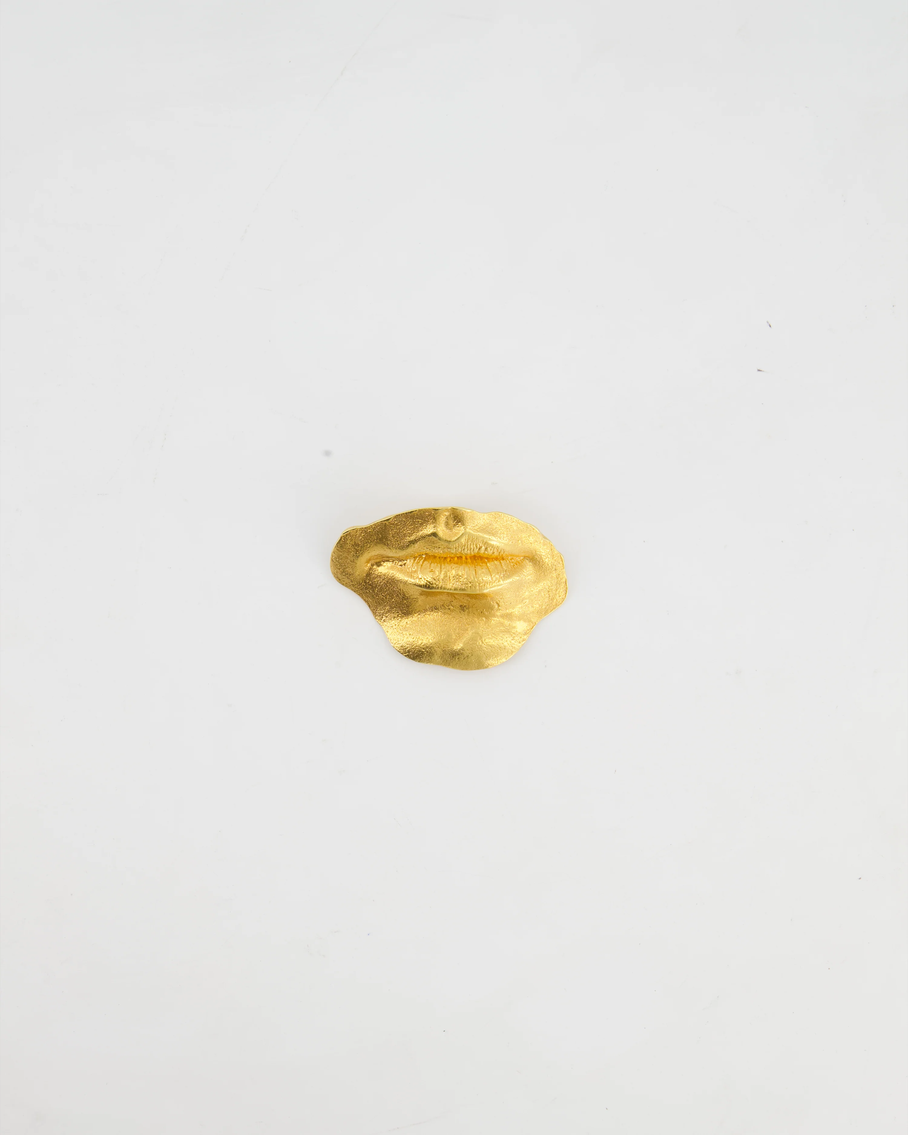 Schiaparelli Hammered Gold Brass Mouth Brooch with Logo - Image 7