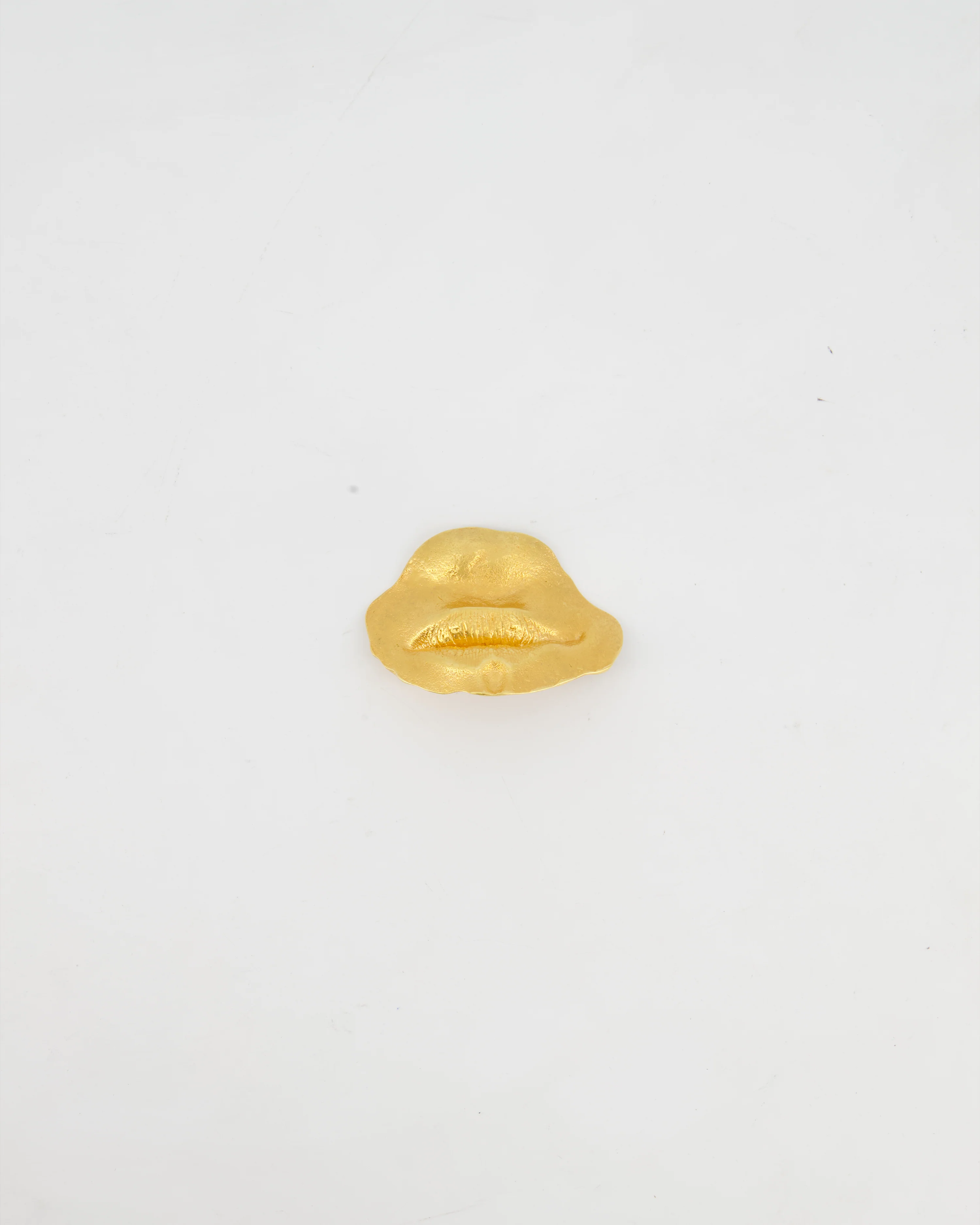 Schiaparelli Hammered Gold Brass Mouth Brooch with Logo - Image 9