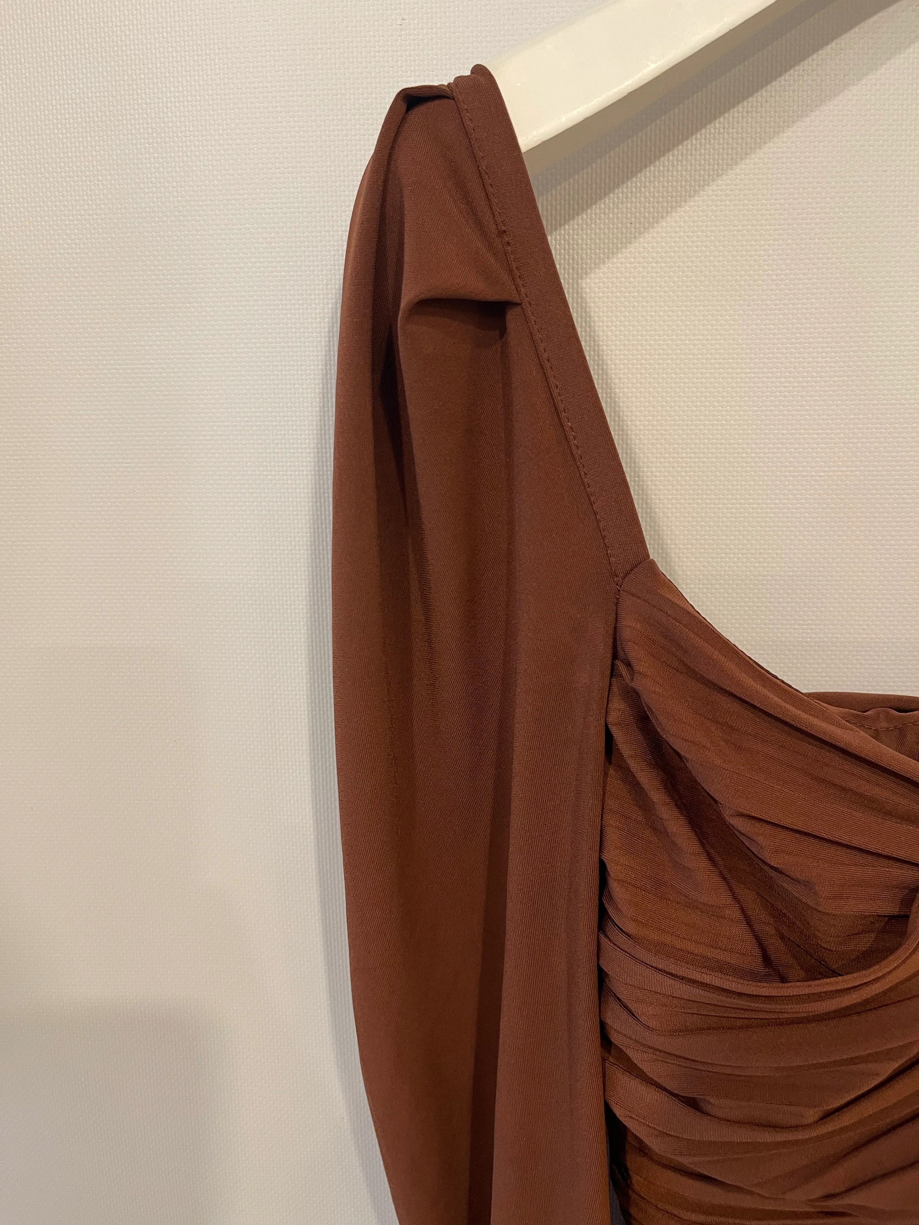 Self-Portrait Brown Ruched Midi Dress with Gold Low Cut Buckle Detail Size XS (UK 6) - Image 5