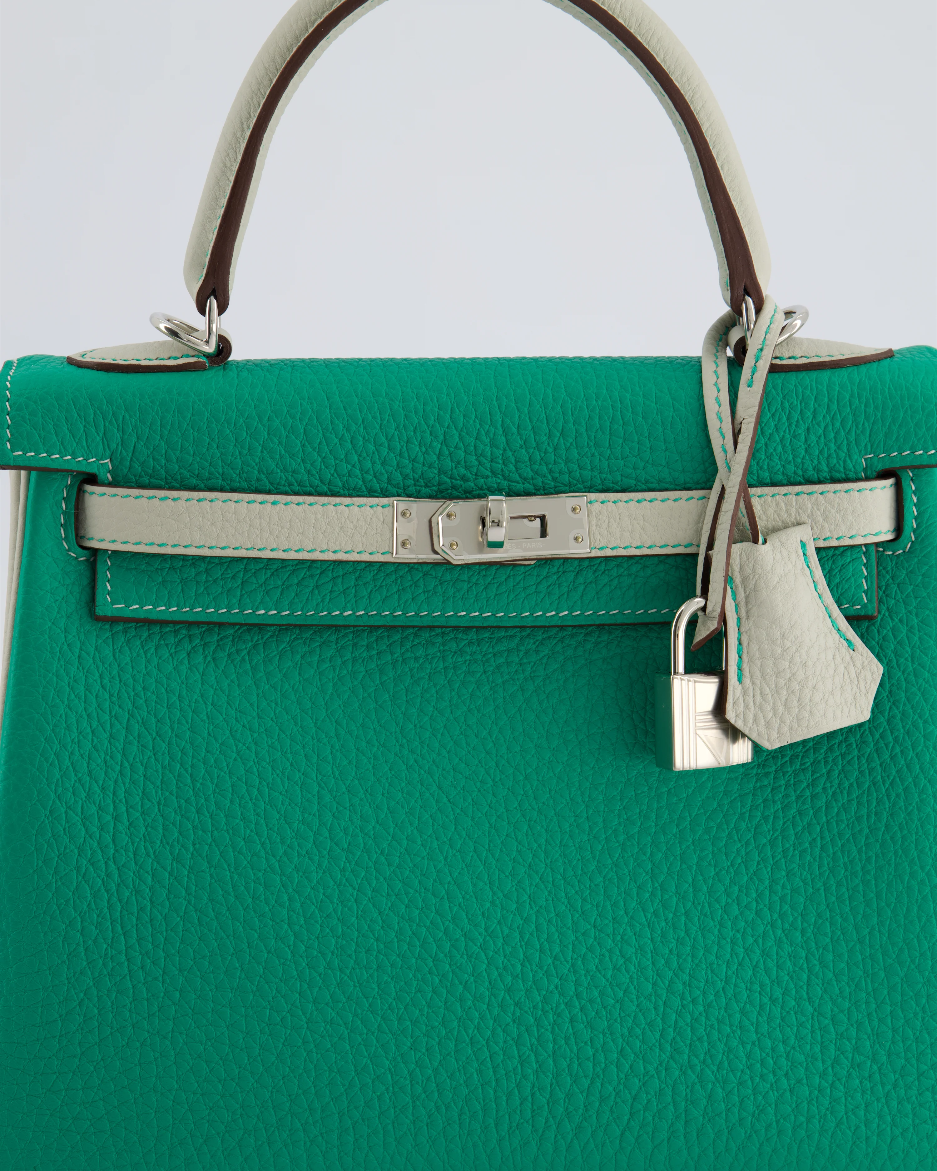 *SUPER RARE* Hermès HSS Kelly 25 Retourne Bag in Vert Vertigo & Gris Perle Togo Leather with Palladium Hardware & Contrast Stitching - Image 14