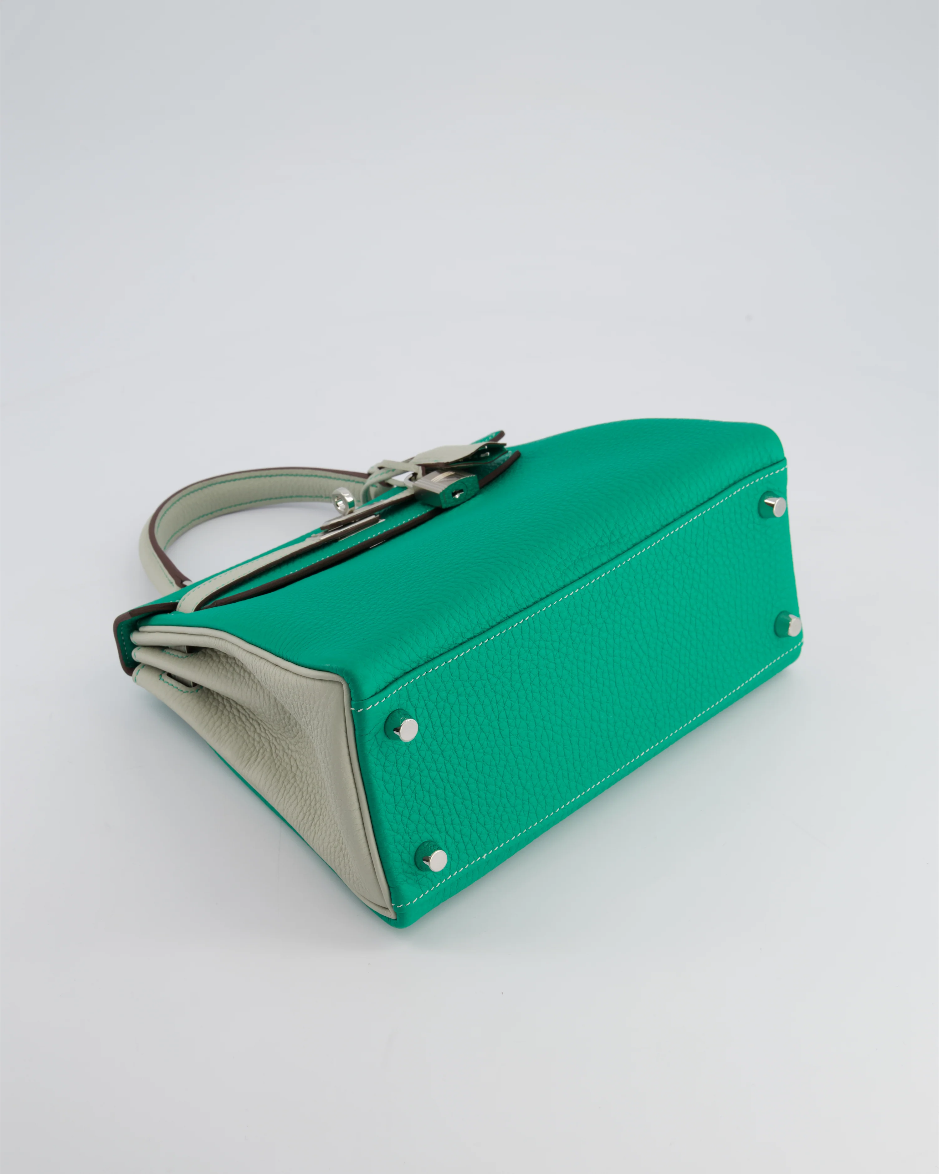*SUPER RARE* Hermès HSS Kelly 25 Retourne Bag in Vert Vertigo & Gris Perle Togo Leather with Palladium Hardware & Contrast Stitching - Image 16