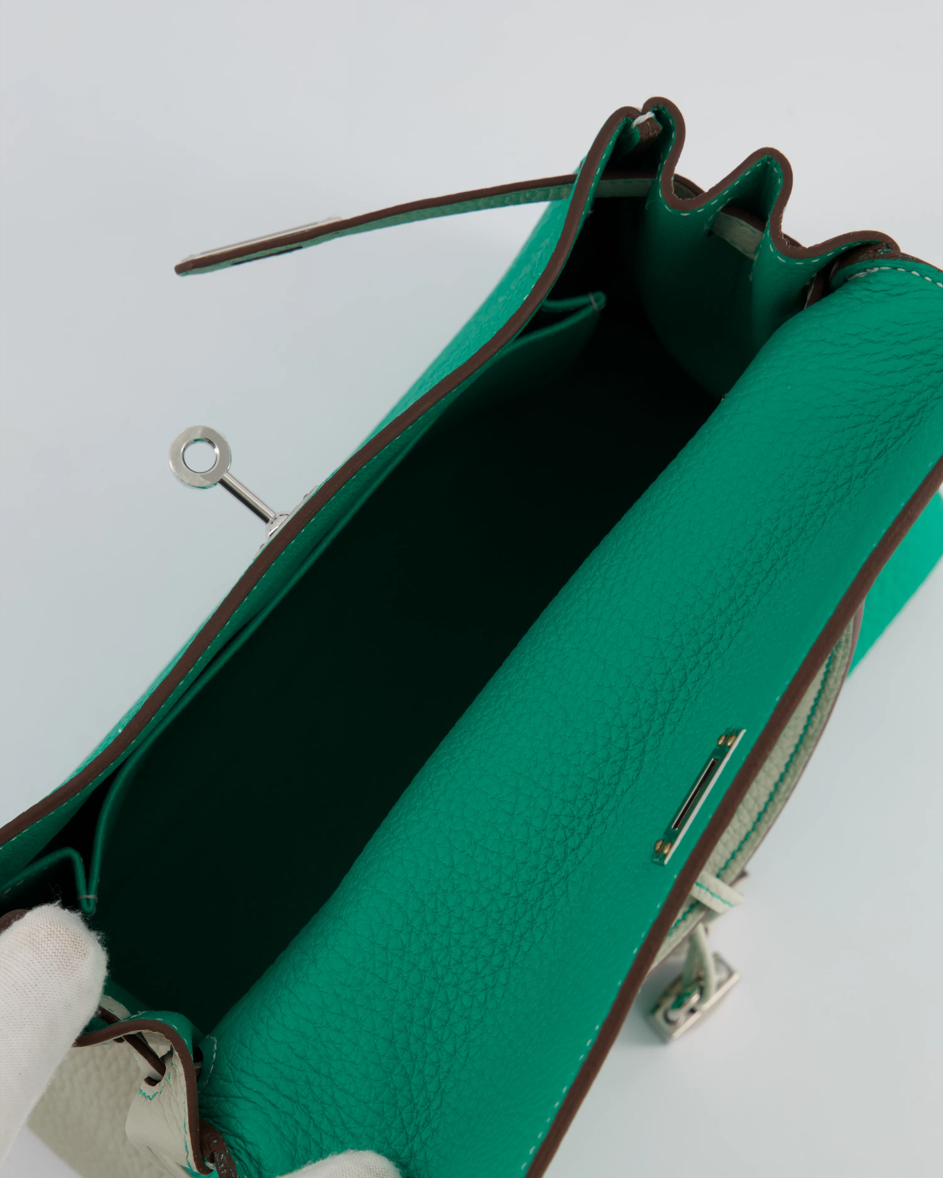 *SUPER RARE* Hermès HSS Kelly 25 Retourne Bag in Vert Vertigo & Gris Perle Togo Leather with Palladium Hardware & Contrast Stitching - Image 19