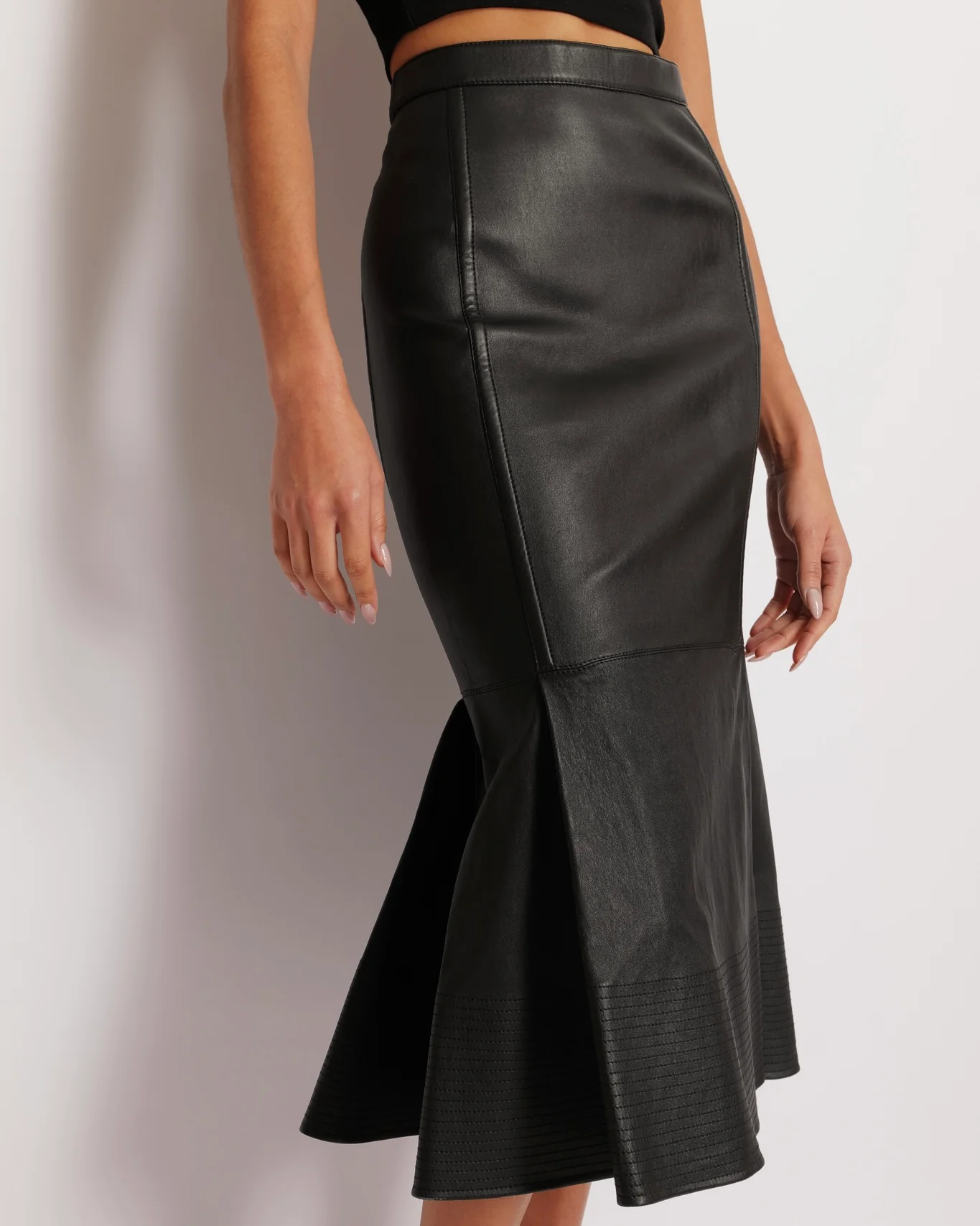 Valentino Black Lambskin Leather Midi Skirt with Bottom Stitch Detail Size IT 40 (UK 8) - Image 2