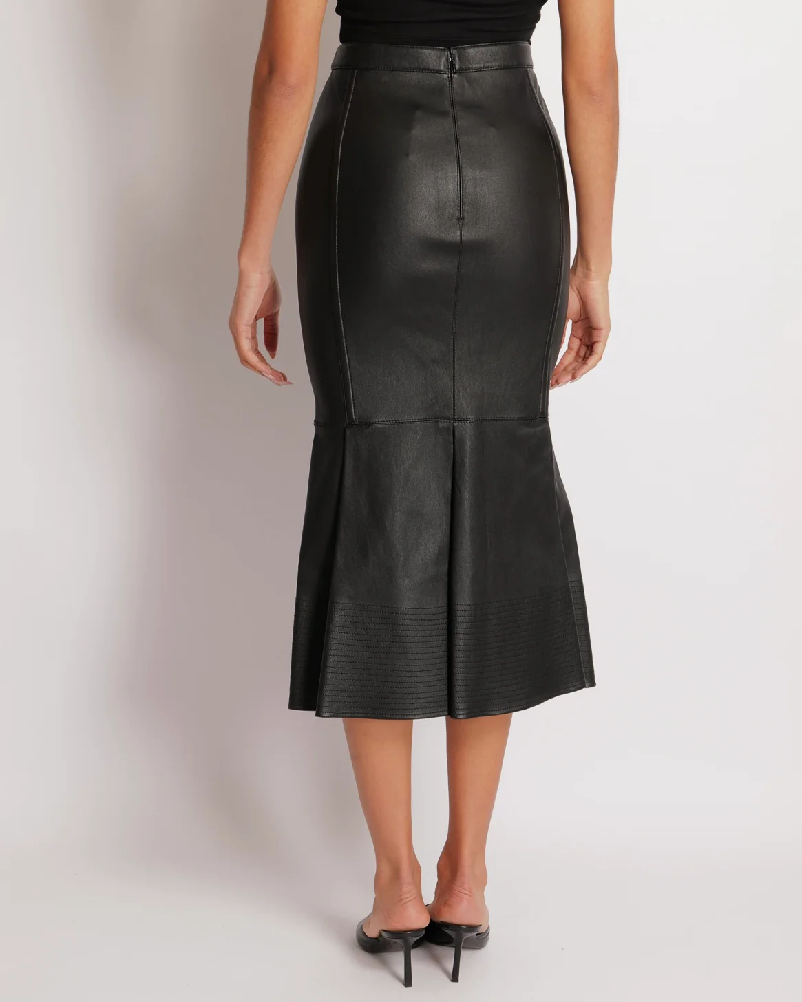 Valentino Black Lambskin Leather Midi Skirt with Bottom Stitch Detail Size IT 40 (UK 8) - Image 4