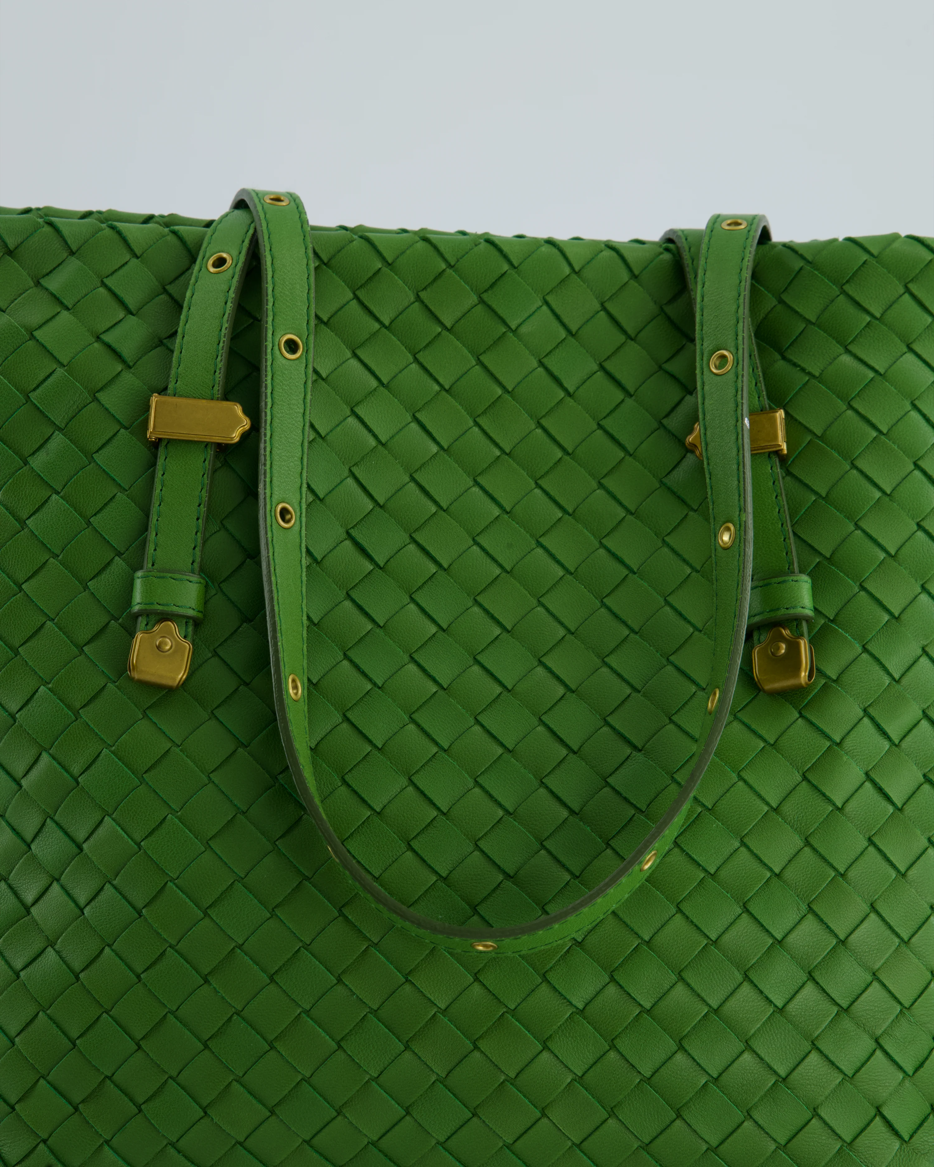 Vintage Bottega Veneta Small Parachute Bag in Green Intrecciato Leather with Gold Hardware - Image 16