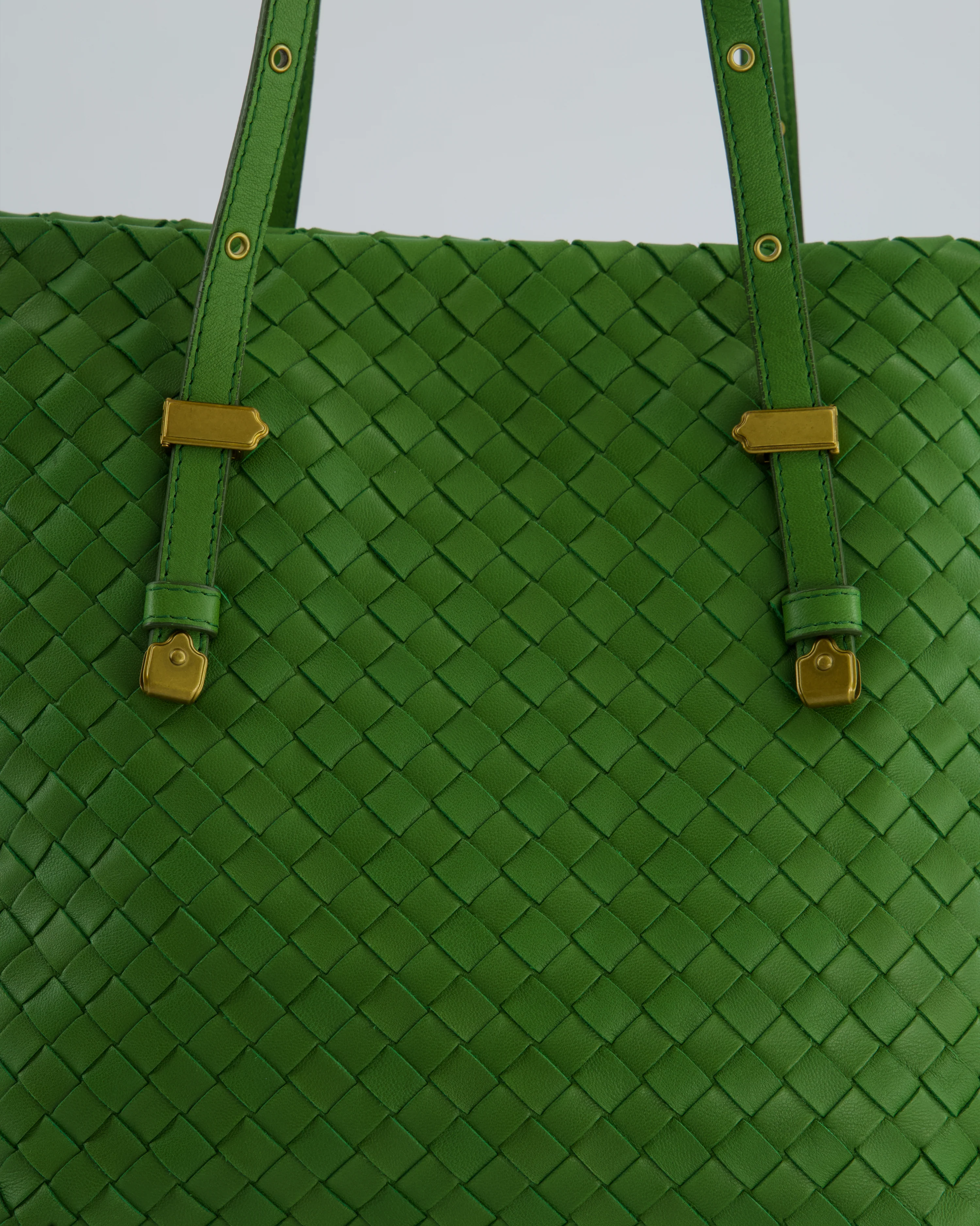 Vintage Bottega Veneta Small Parachute Bag in Green Intrecciato Leather with Gold Hardware - Image 17
