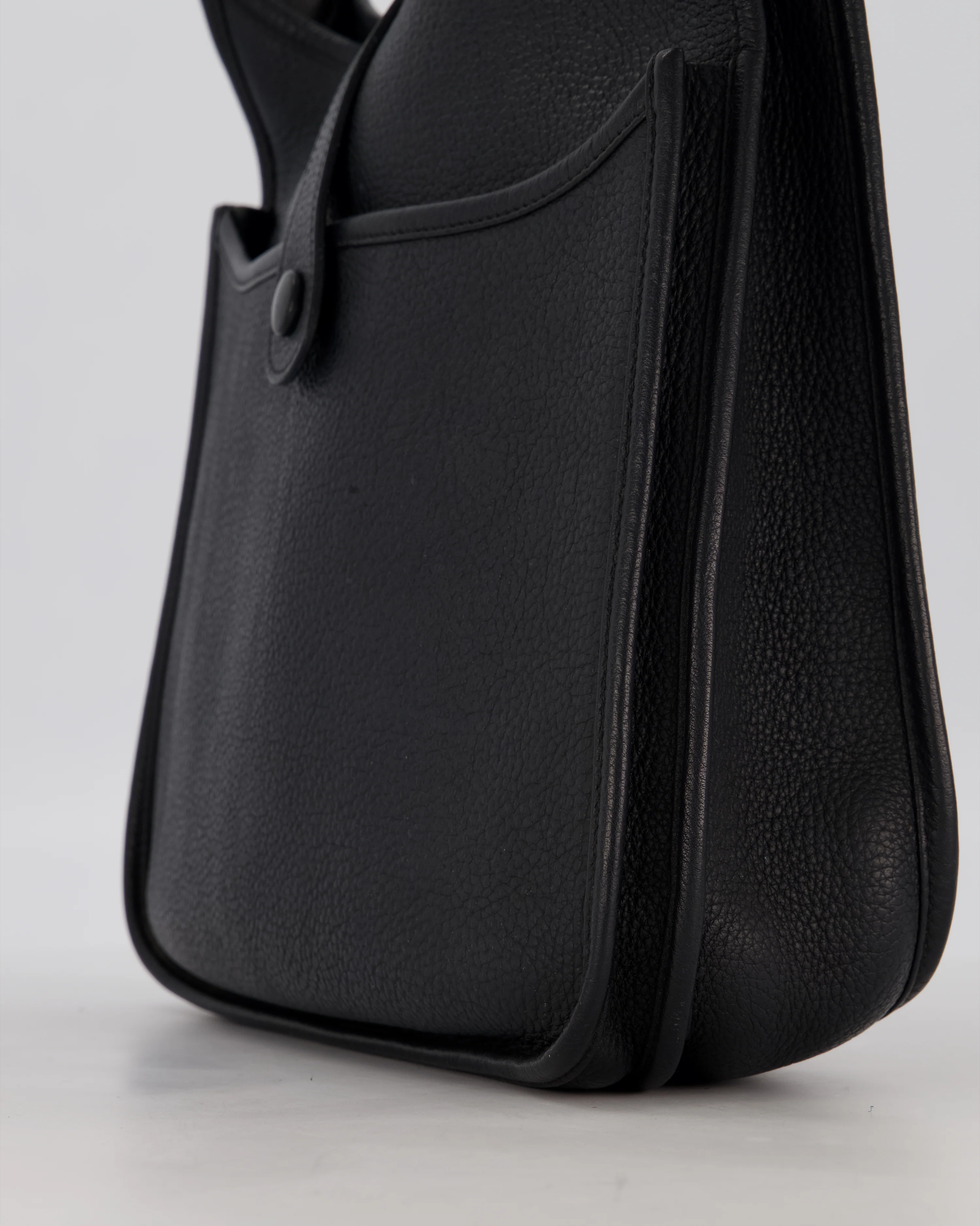 Hermès Evelyne III 29 Bag in Noir Clemence Leather with Gold Palladium Hardware - Image 11